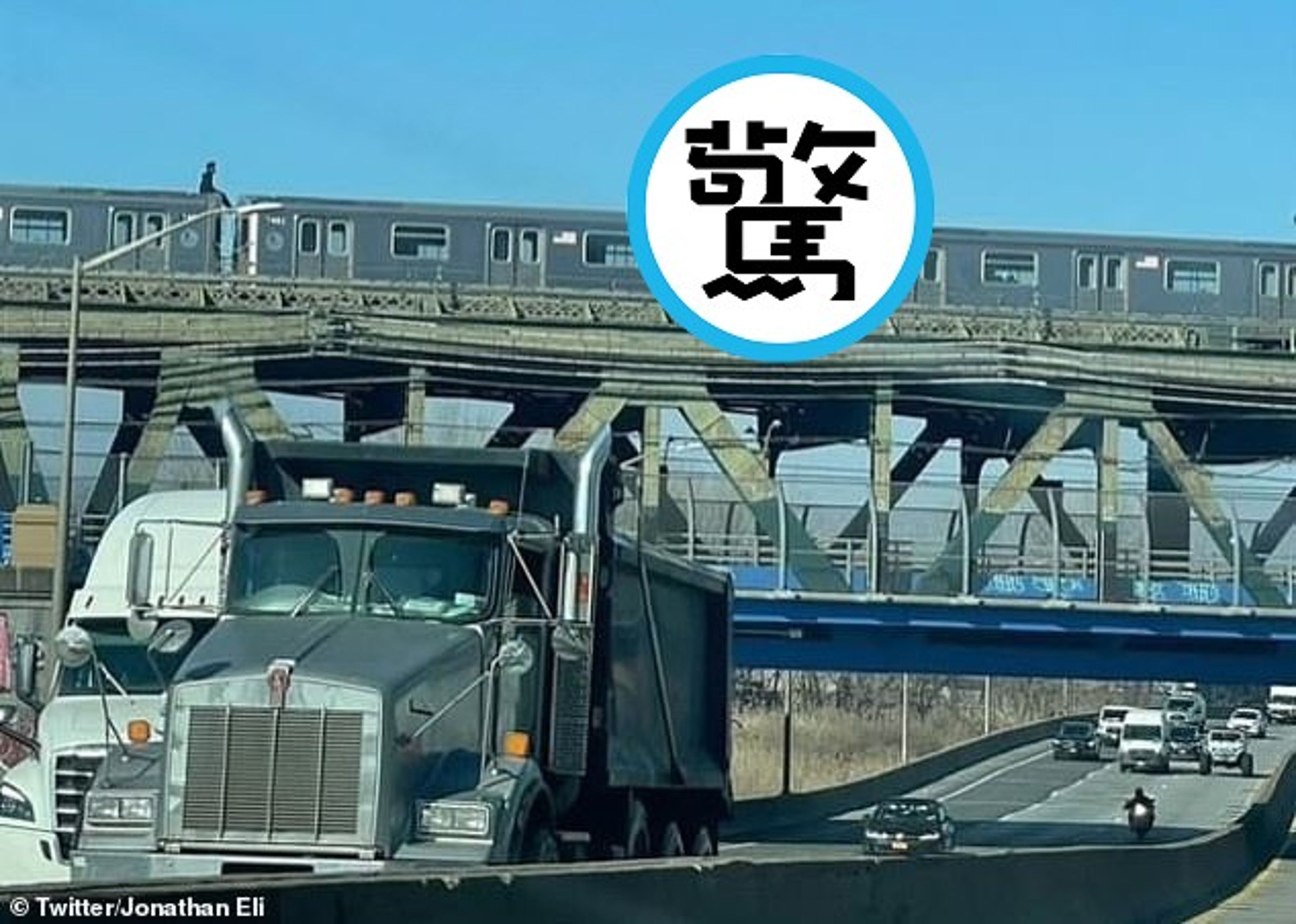 不怕死都要愛?他們在行進列車頂活春宮拍片,畫面太驚世。(翻自《每日郵報》)