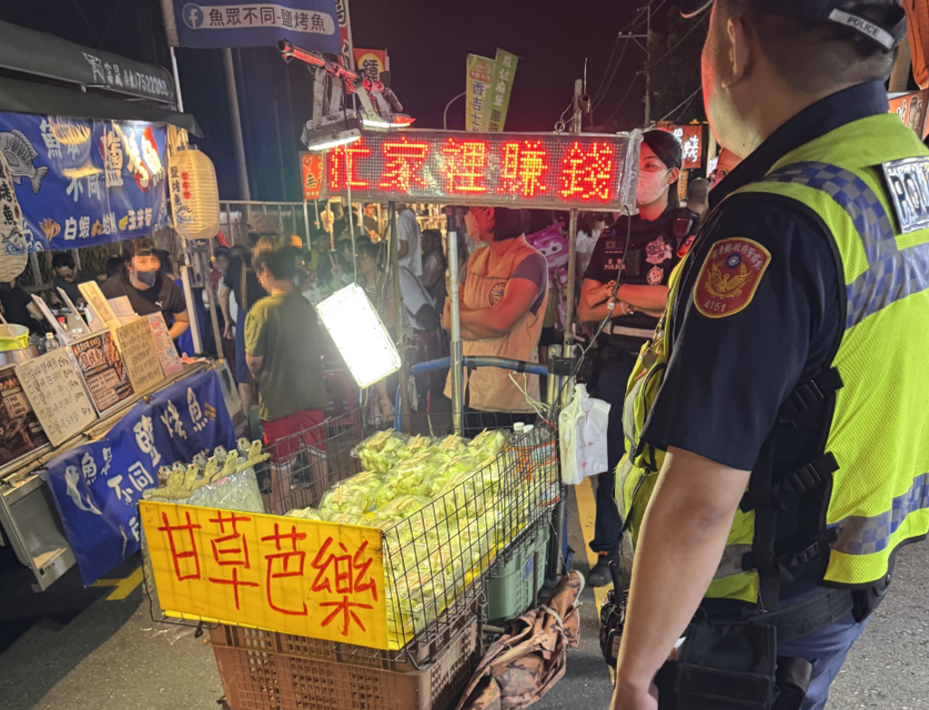 1名身形瘦弱、年僅11歲的男童,在深夜9點多獨自推著裝滿甘草芭樂的攤車穿梭於夜市人潮中兜售。(翻攝自記者爆料網)