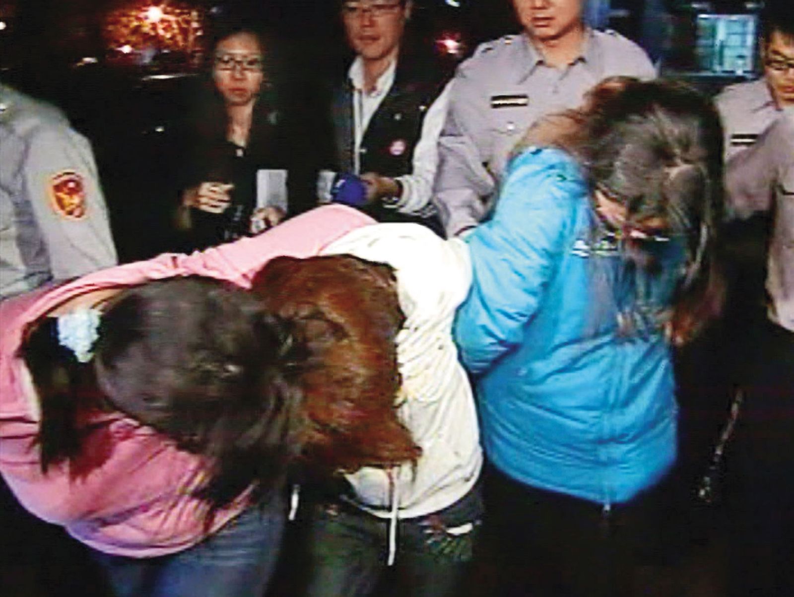 李玉禪(中)、表姊周靜宜(右)及周鳳珍(左)3人,原聲稱女童是在睡夢中猝逝,卻被法醫報告戳破謊言。(東森新聞提供)