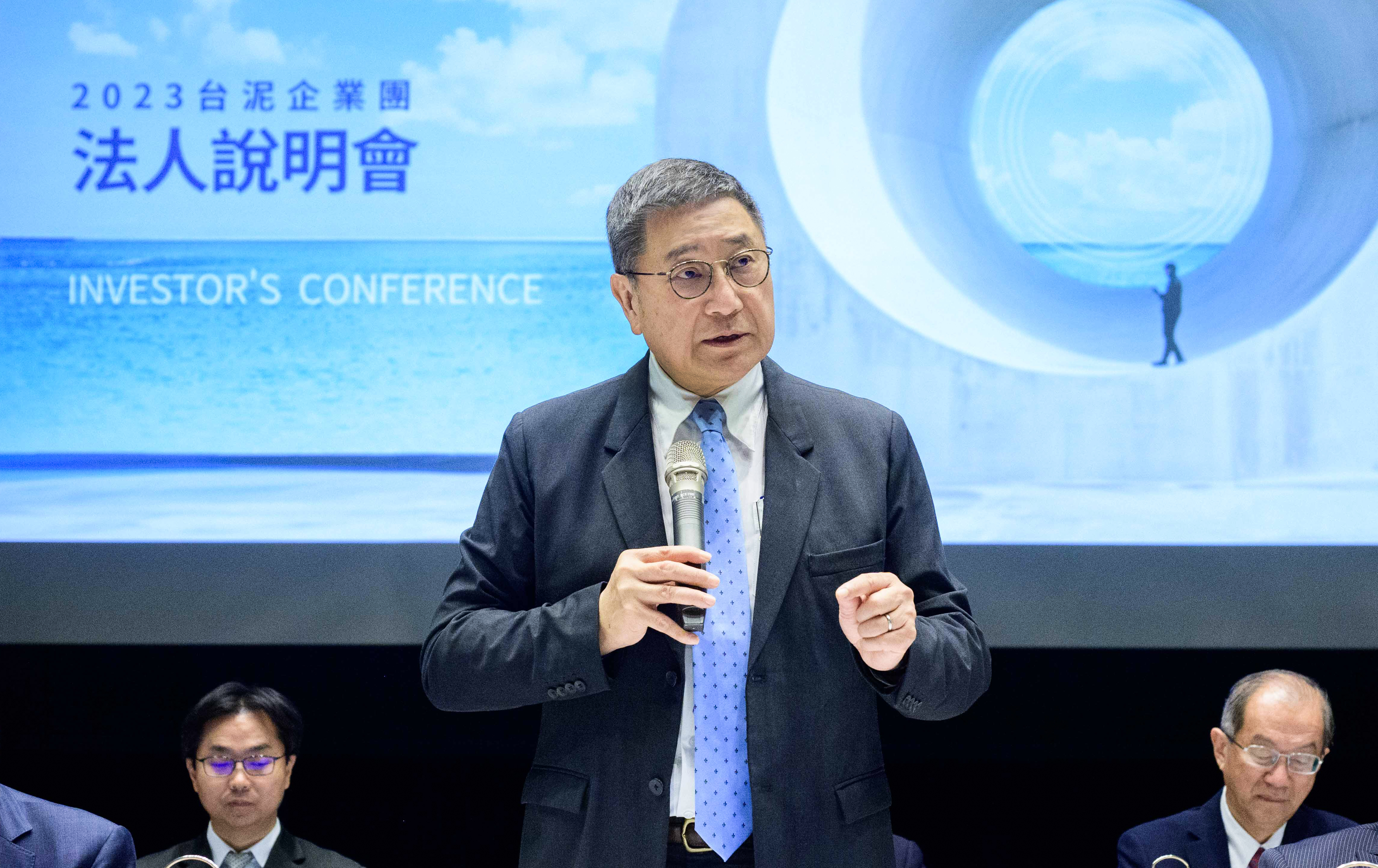 針對部分投資人對台泥近期的幾個重大投資有些疑問,對資金來源有些擔心,台泥董事長張安平特別脫稿做出說明。(台泥提供)