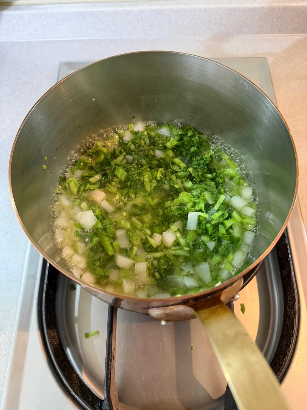 將芥菜和茼蒿放進鍋中,稍微拌一拌,加一匙鹽一匙胡椒粉,即可關火。