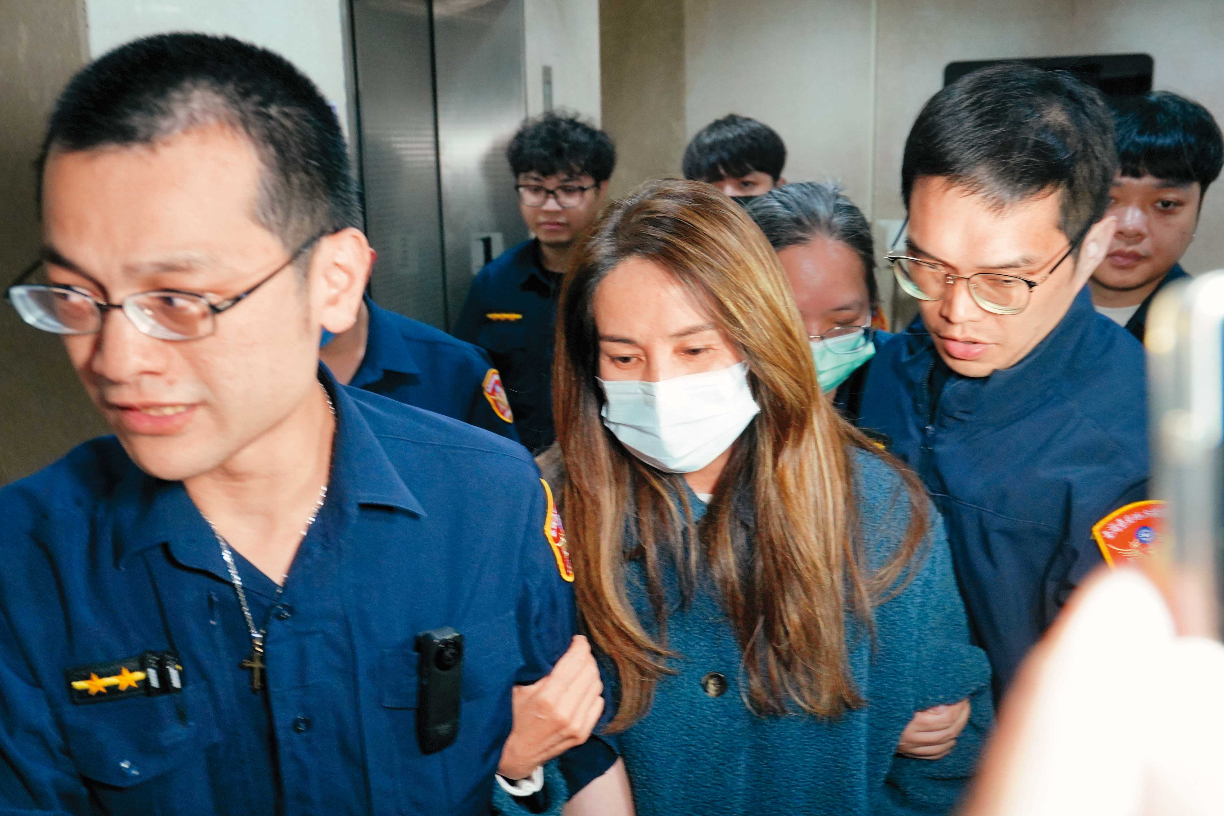 高金素梅11日凌晨移送北檢複訊後半小時，因身體不適送醫治療，雖暫獲請回，仍遭限制出境出海。