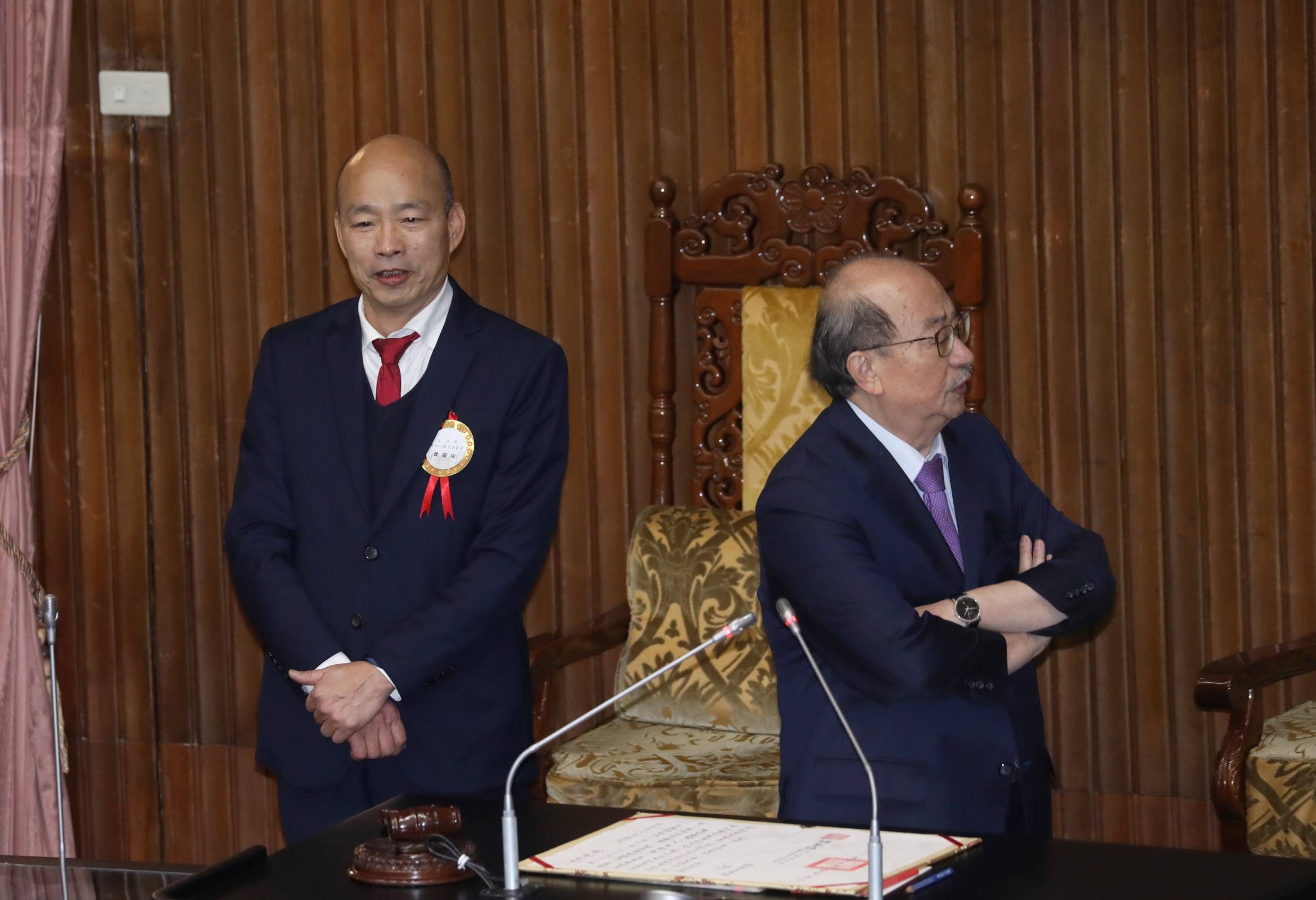 韓國瑜和柯建銘過去曾是第2屆立委的「同班同學」，如今第11屆再度聚首。