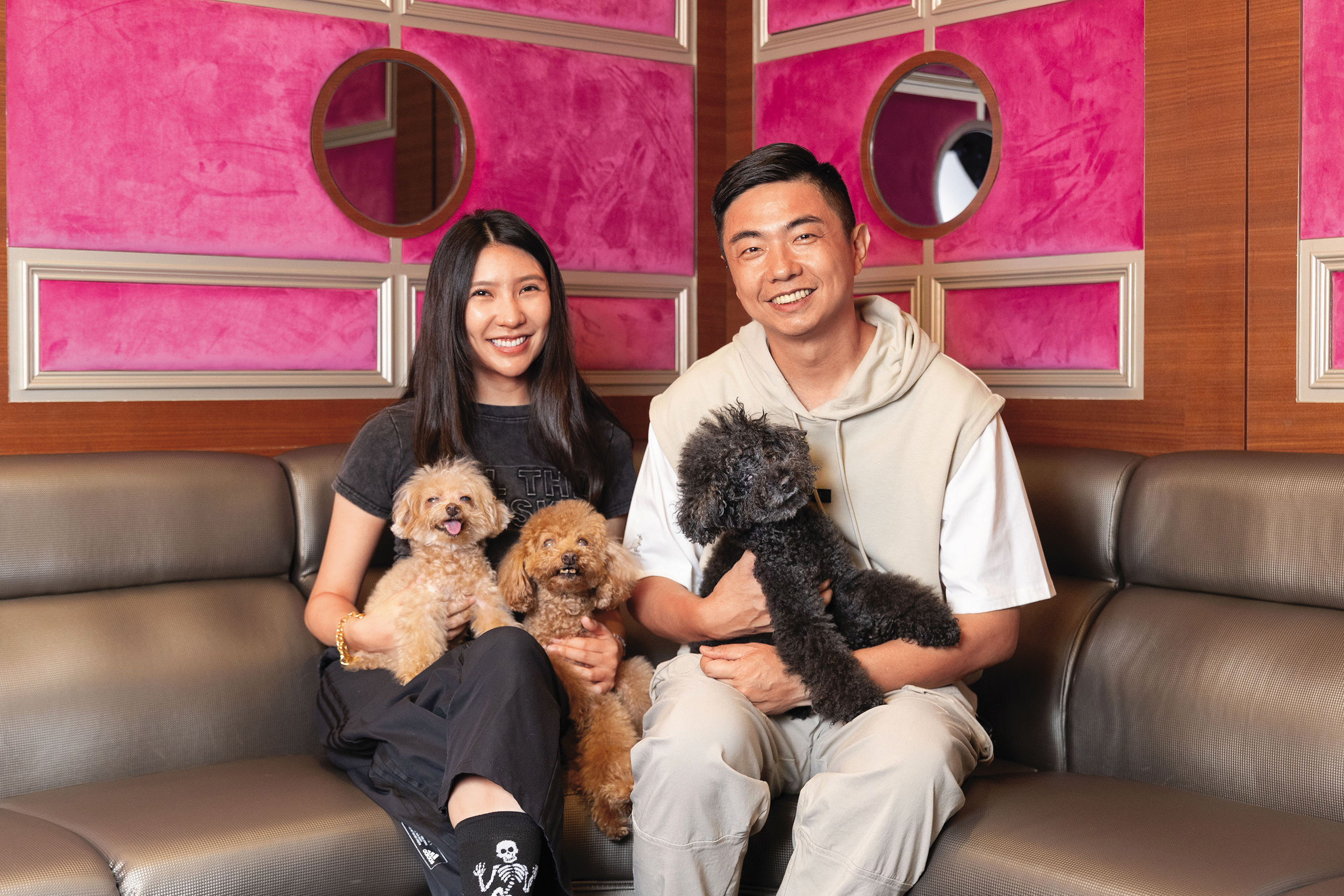 田依𡩋（左）家有3隻老犬，長期照顧下來感到很困惑，特別請熊爸（右）到家裡來看看牠們，希望熊爸可提供更好的照顧方法。