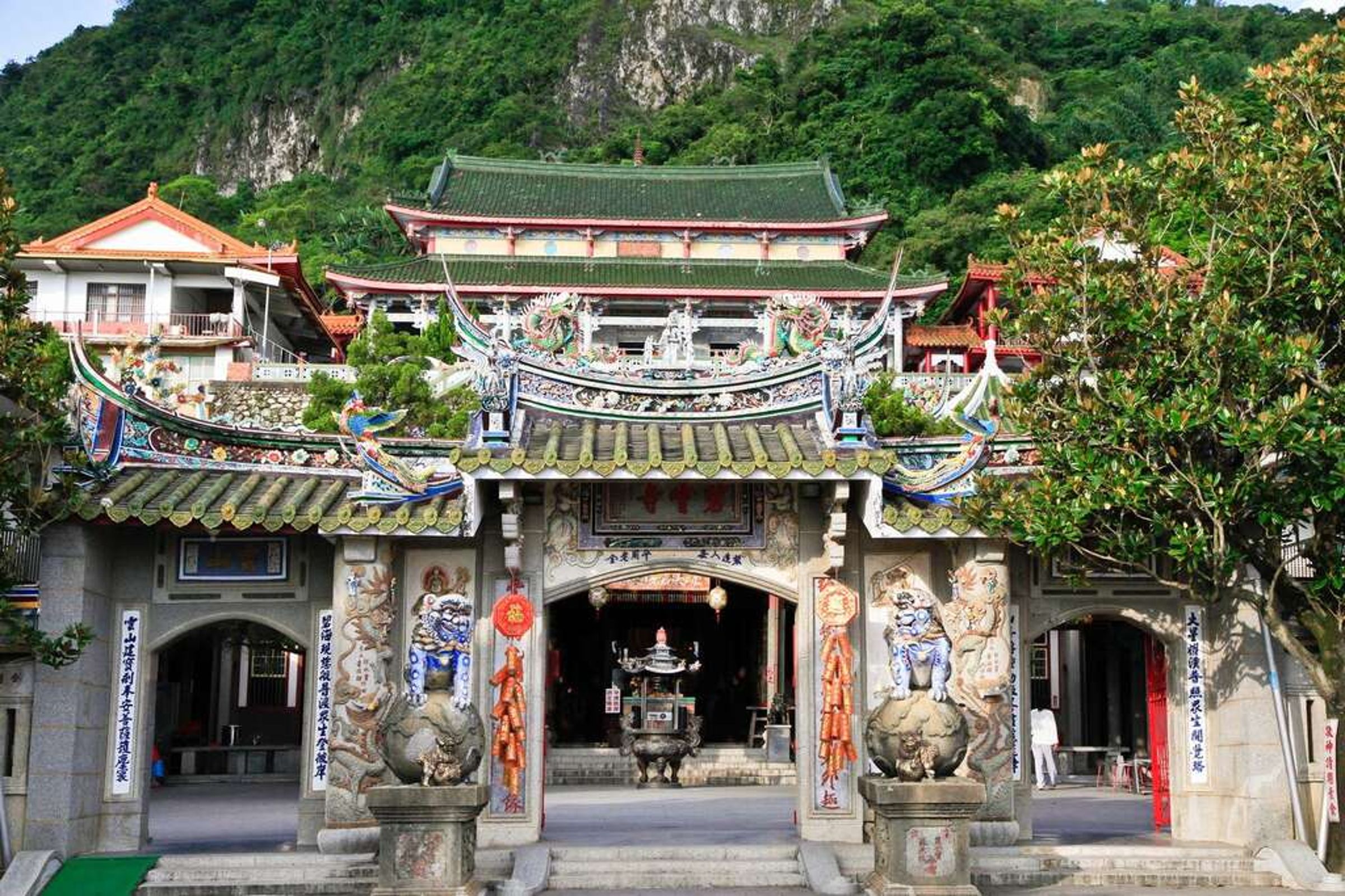 《牛車來去》劇中陳家添丁謝神取景的白河關子嶺火山碧雲寺。(台南旅遊網)