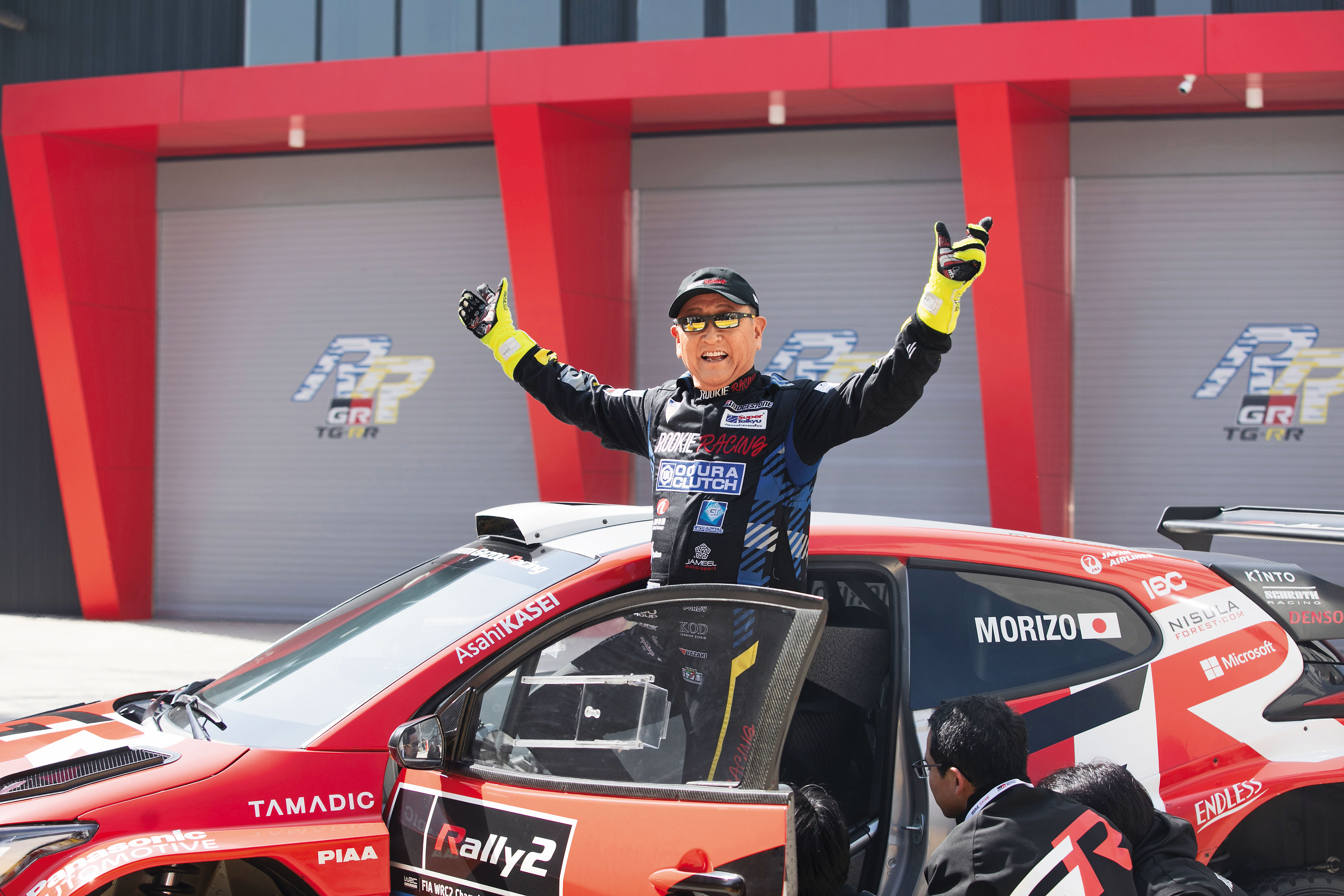 69歲的豐田章男以神祕嘉賓身分開著紅色暴力小鴨現身甩尾秀，其實前一天已來台練習。