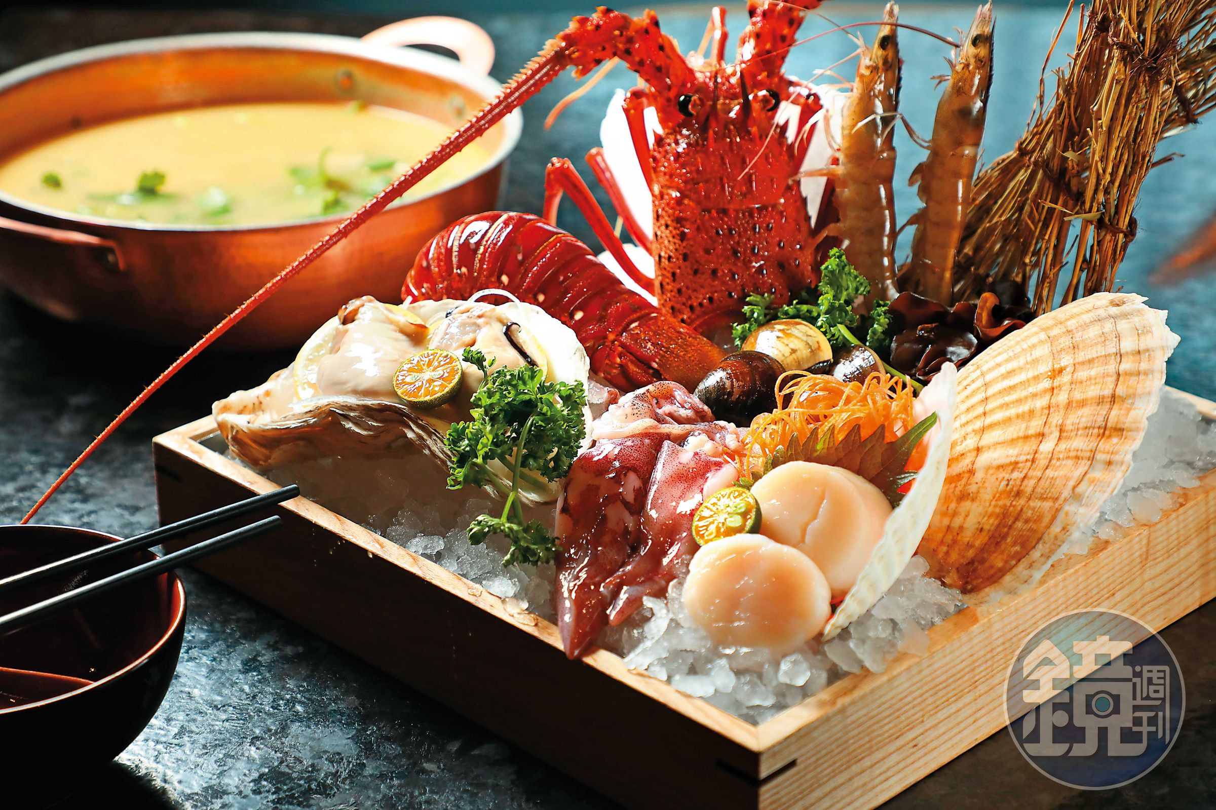 明粵主打高級海鮮食材，不必預訂，隨時都能大啖龍蝦、肉蟹。（龍蝦雙海陸套餐6,280元起／人，湯底180元／人）