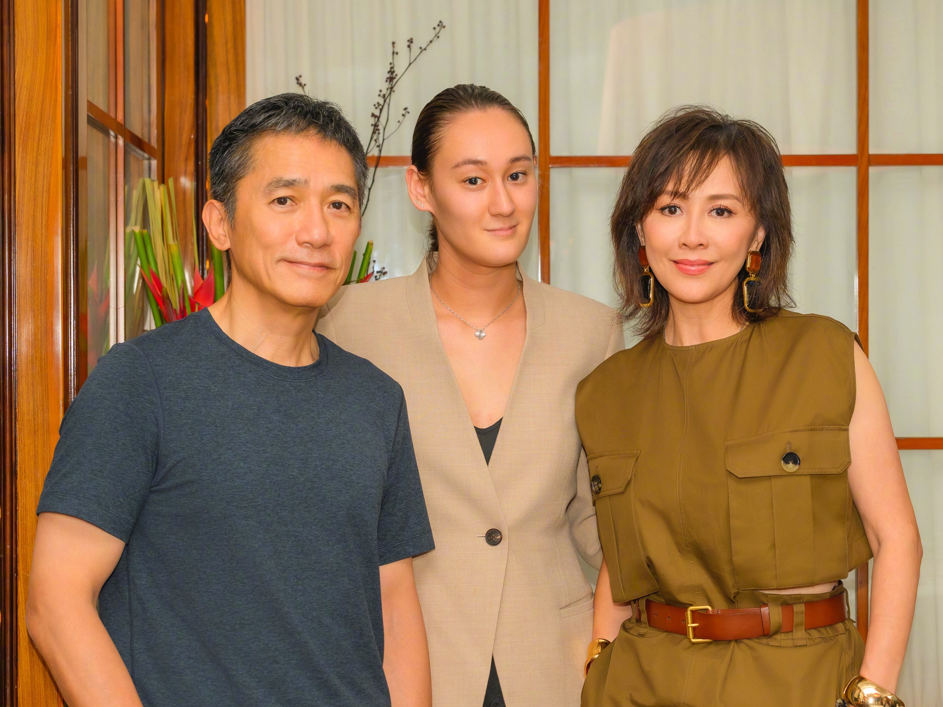 劉嘉玲（右）幫助理Lisa（中）過生日，梁朝偉（左）也在一旁。（翻攝劉嘉玲微博）