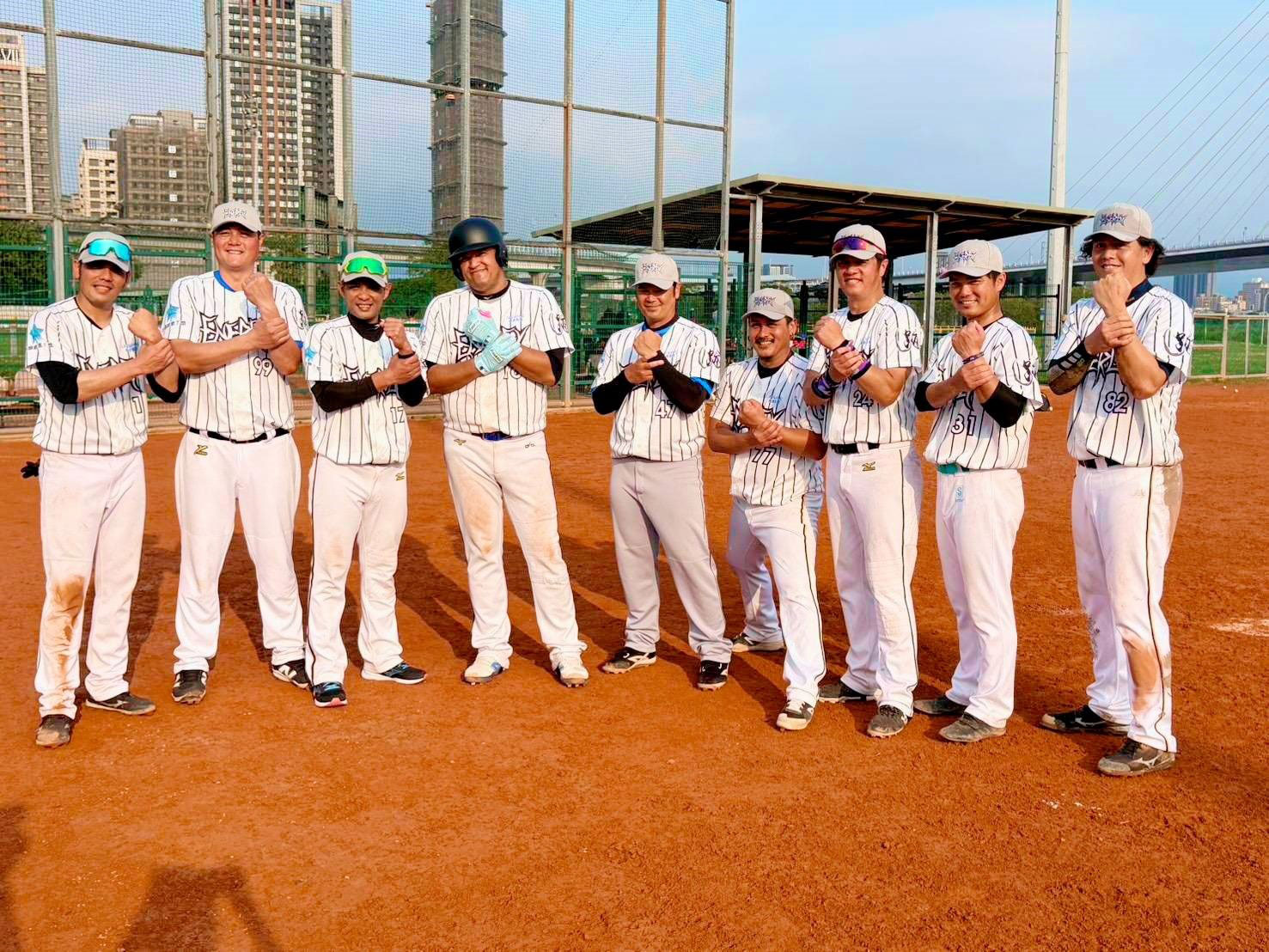 今年5月，郭岱琦（右3）與老戰友組Energy棒球隊，參加世壯運，拿下季軍。（翻攝郭岱琦臉書）