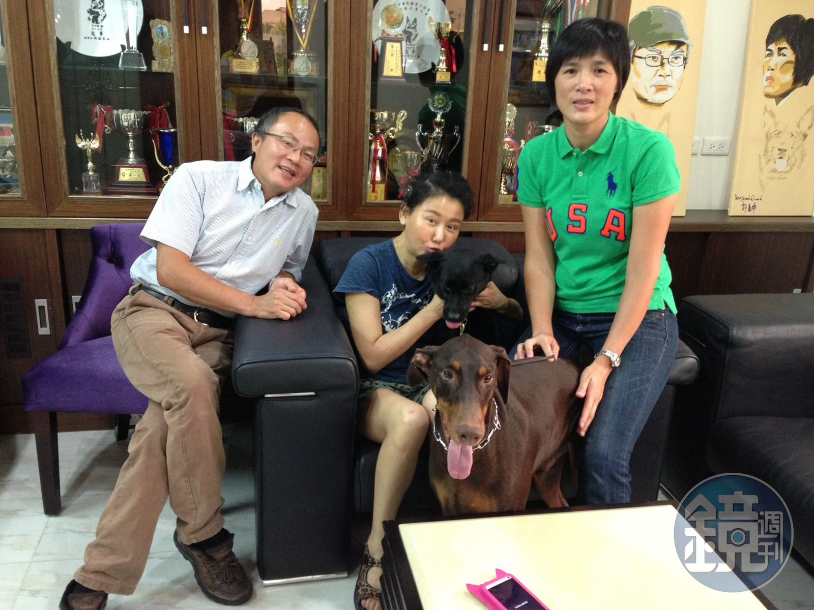 藝人藍心湄（中）、潘若迪、郭彥均及許多企業老闆的愛犬，都曾在該學苑受訓。（讀者提供）