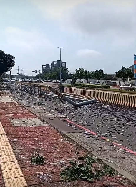 台中向上路連環車禍，現場一片狼藉。（翻攝自記者爆料網）