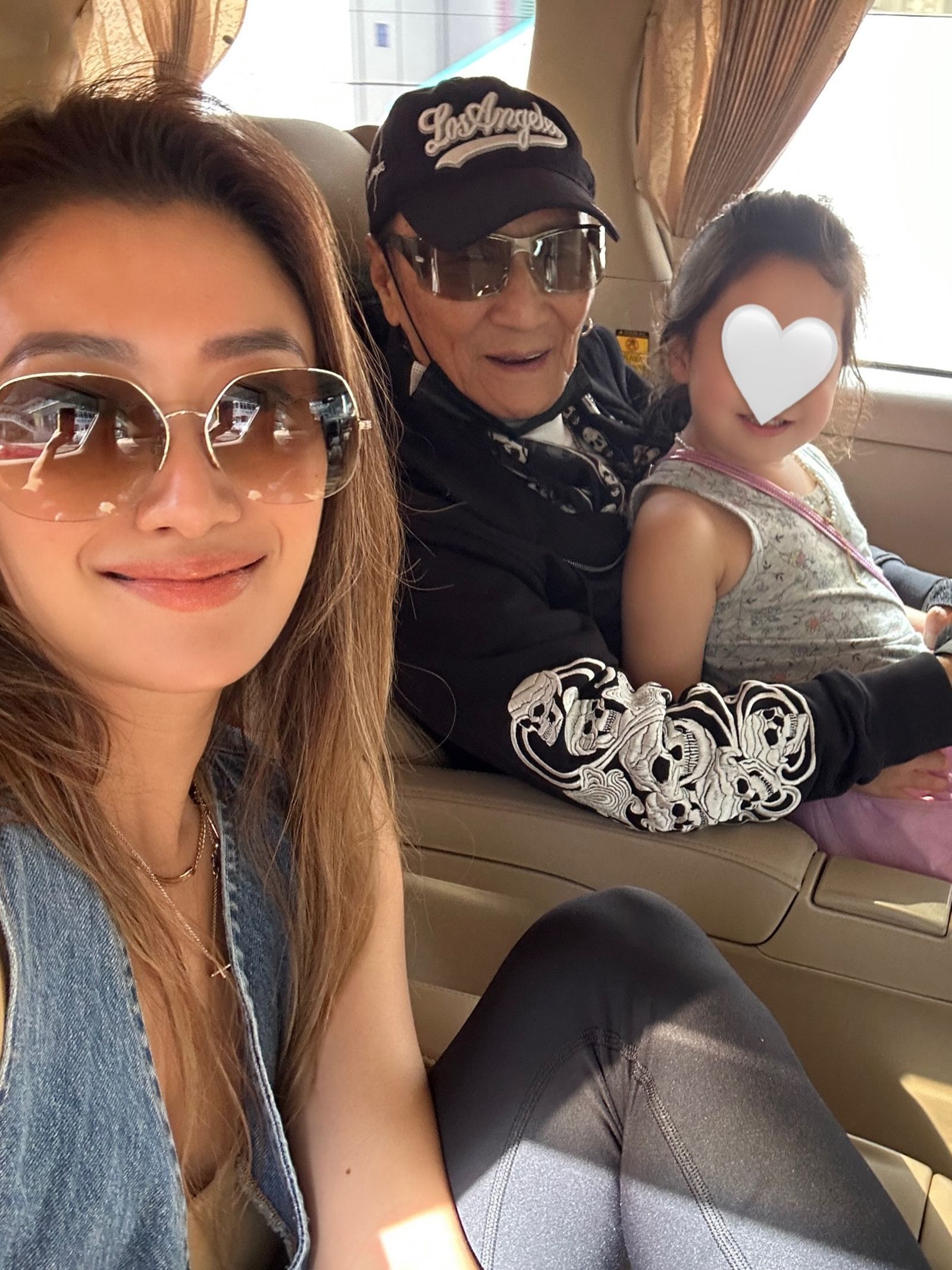 謝婷婷與爸爸謝賢、女兒一起留下溫馨合照。（翻攝jennifertsetingting IG）