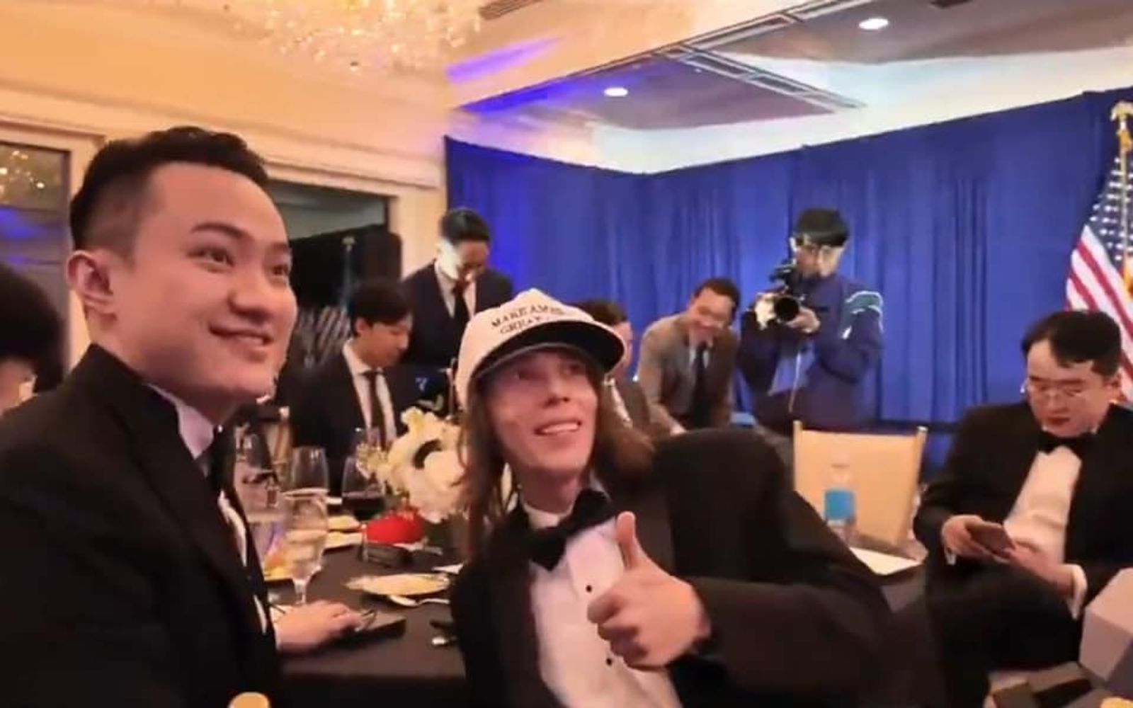 最大持幣者為加密幣富豪孫宇晨(Justin Sun)(左),其持有的川普幣價值高達2,200萬美元(約新台幣6.58億元)。(翻攝畫面)