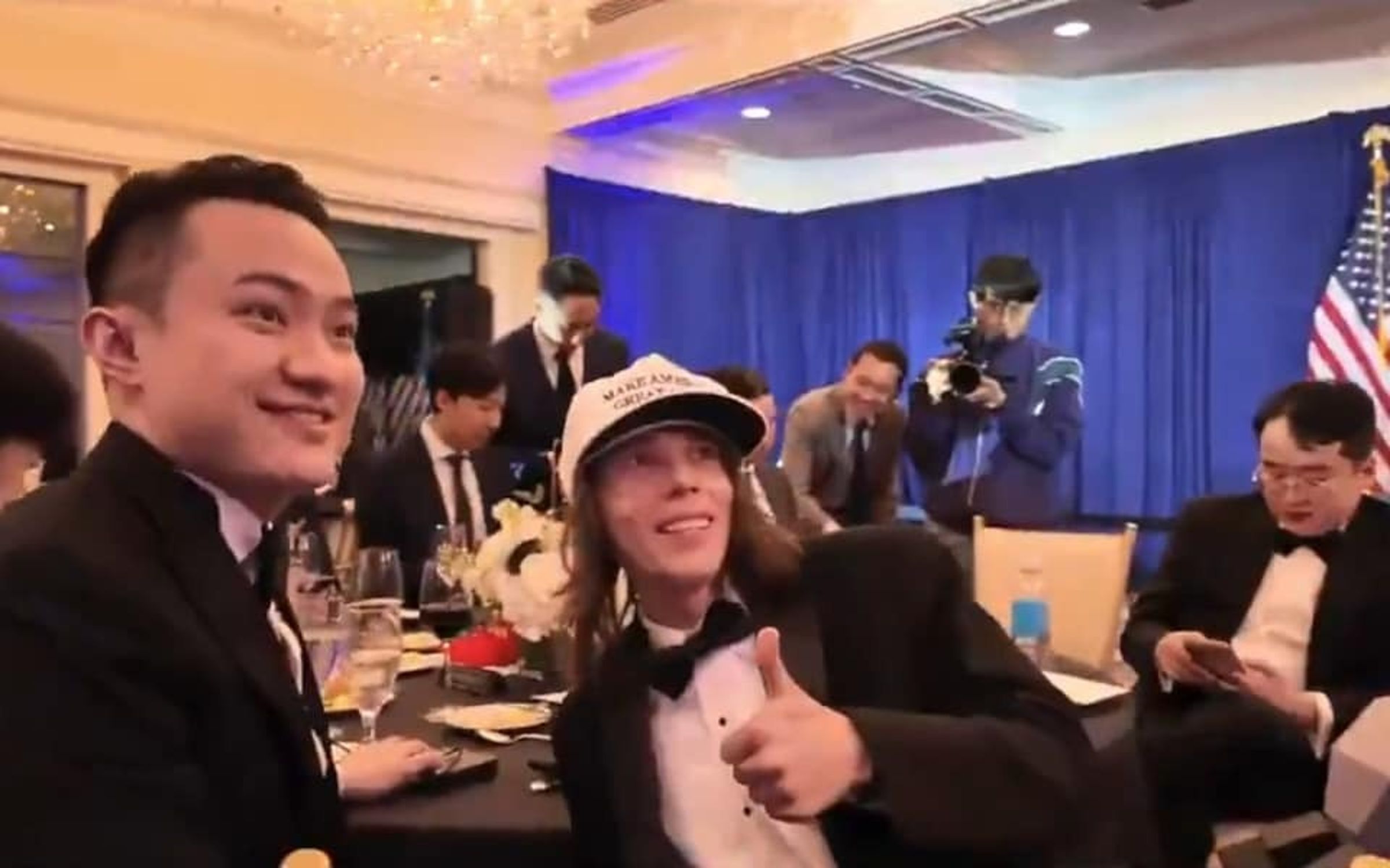 最大持幣者為加密幣富豪孫宇晨（Justin Sun）（左），其持有的川普幣價值高達2,200萬美元（約新台幣6.58億元）。（翻攝畫面）