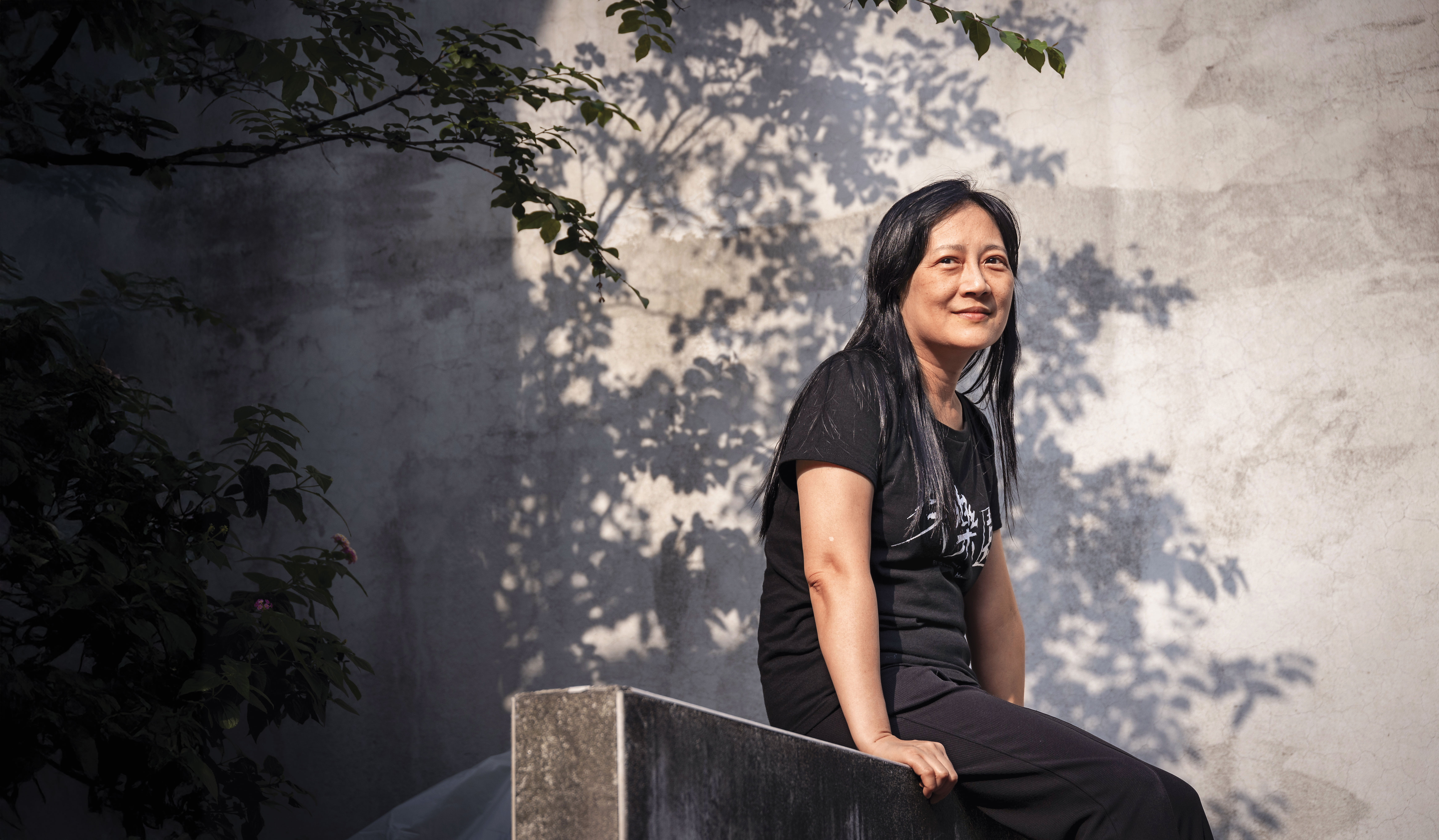 蔡銀娟拍照時，會仔細詢問攝影記者：「你希望我是什麼心情？」