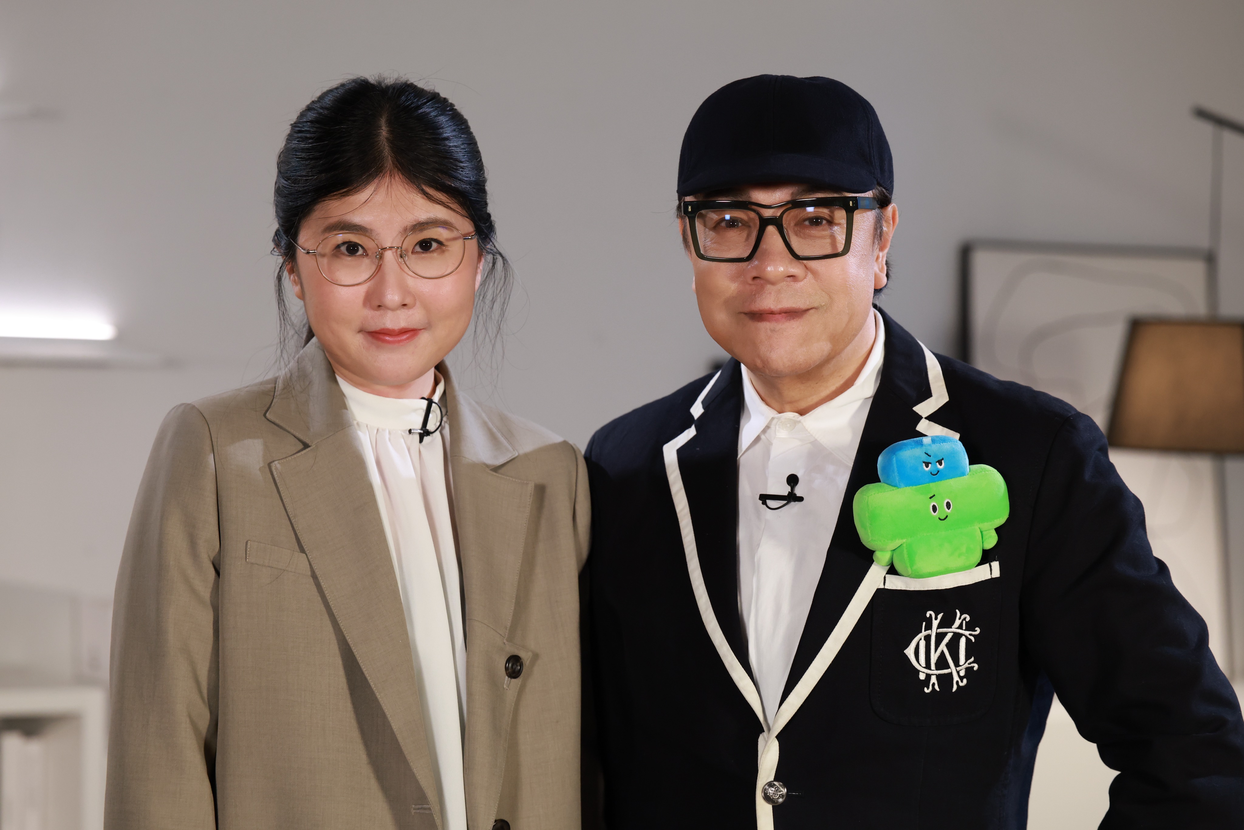 吳曉樂（左）與蔡康永（右）合照，蔡康永胸前掛著小公視「口袋小子 吉姆」。（公視提供）