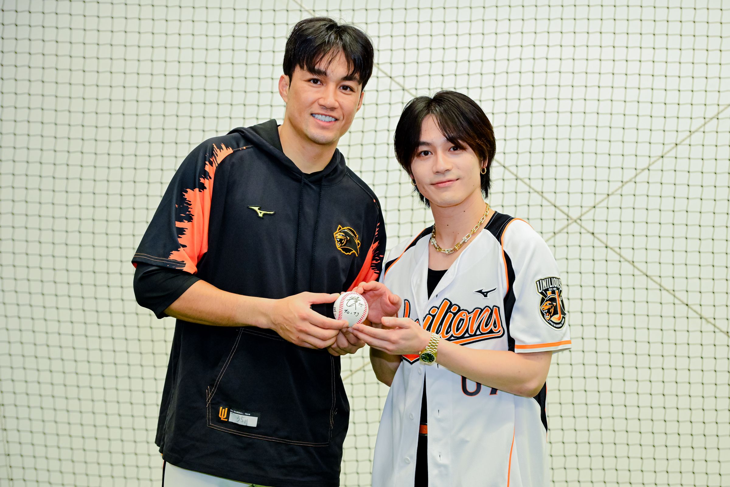 Travis Japan松田元太與「潘帥」潘傑楷相見歡。(統一獅球團提供)