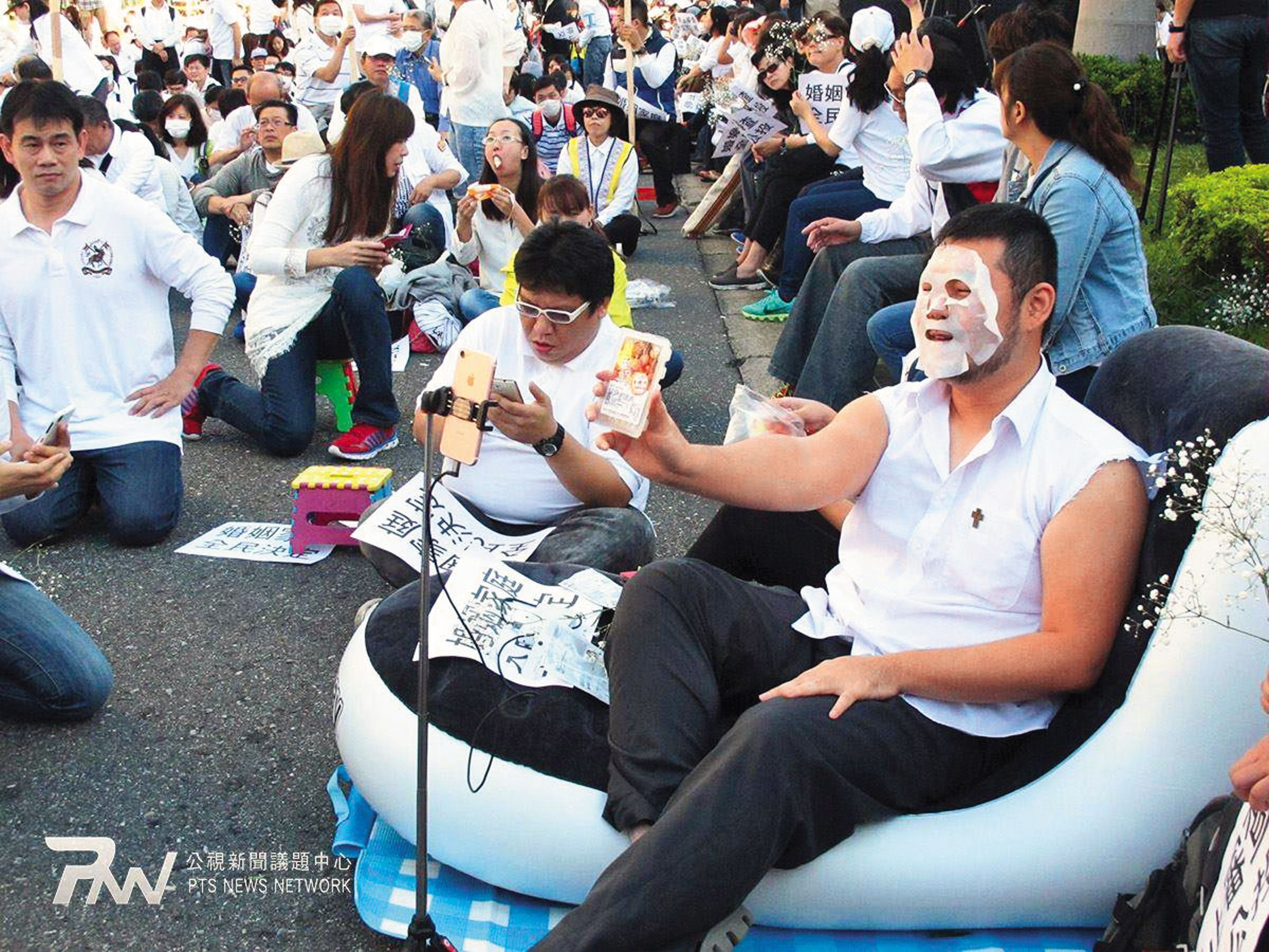 四叉貓（前右）對抗反同團體不走尋常路，故意搞怪奪版面，但不主動製造衝突。（翻攝四叉貓臉書／公視新聞）