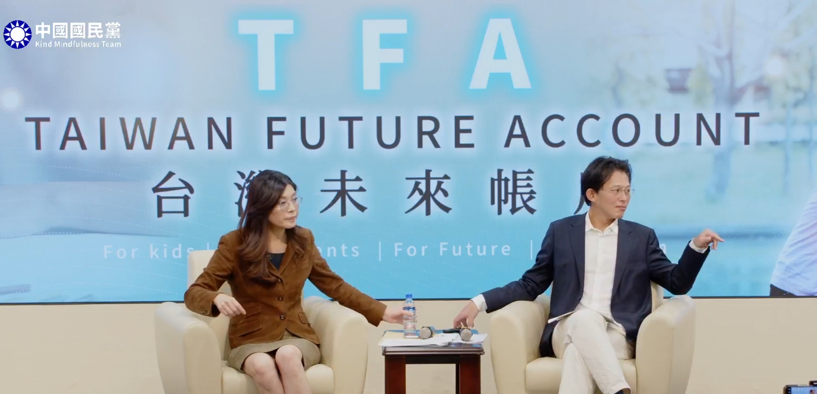 國民黨主席鄭麗文、民眾黨主席黃國昌今再度合體，並宣布藍白將共推「國民帳戶」。（翻攝自國民黨臉書）