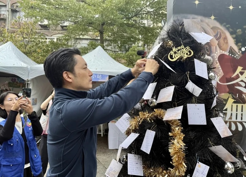 台北市長蔣萬安今日赴心中山商圈視察「安心關懷小站」，並在耶誕樹上掛打氣小卡。（北市府提供）
