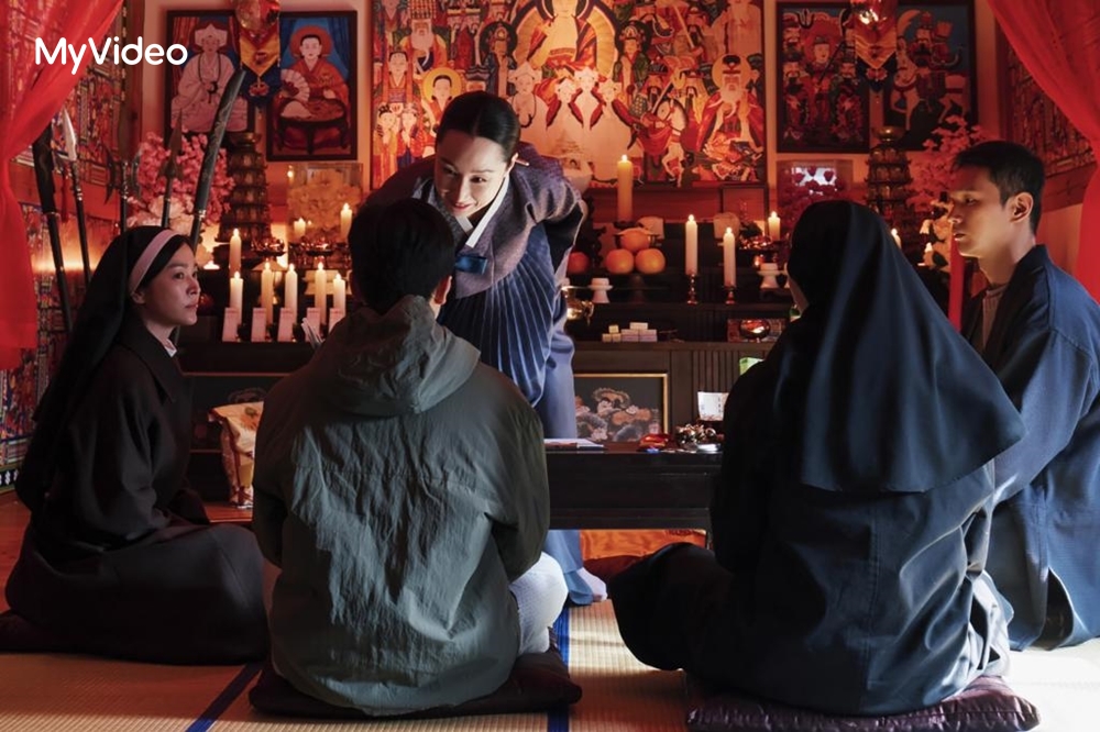 宋慧喬（左一）顛覆形象演出叛逆修女，與夥伴共同進行禁忌驅魔儀式，展現驚悚懸疑氛圍。（台灣大哥大MyVideo）