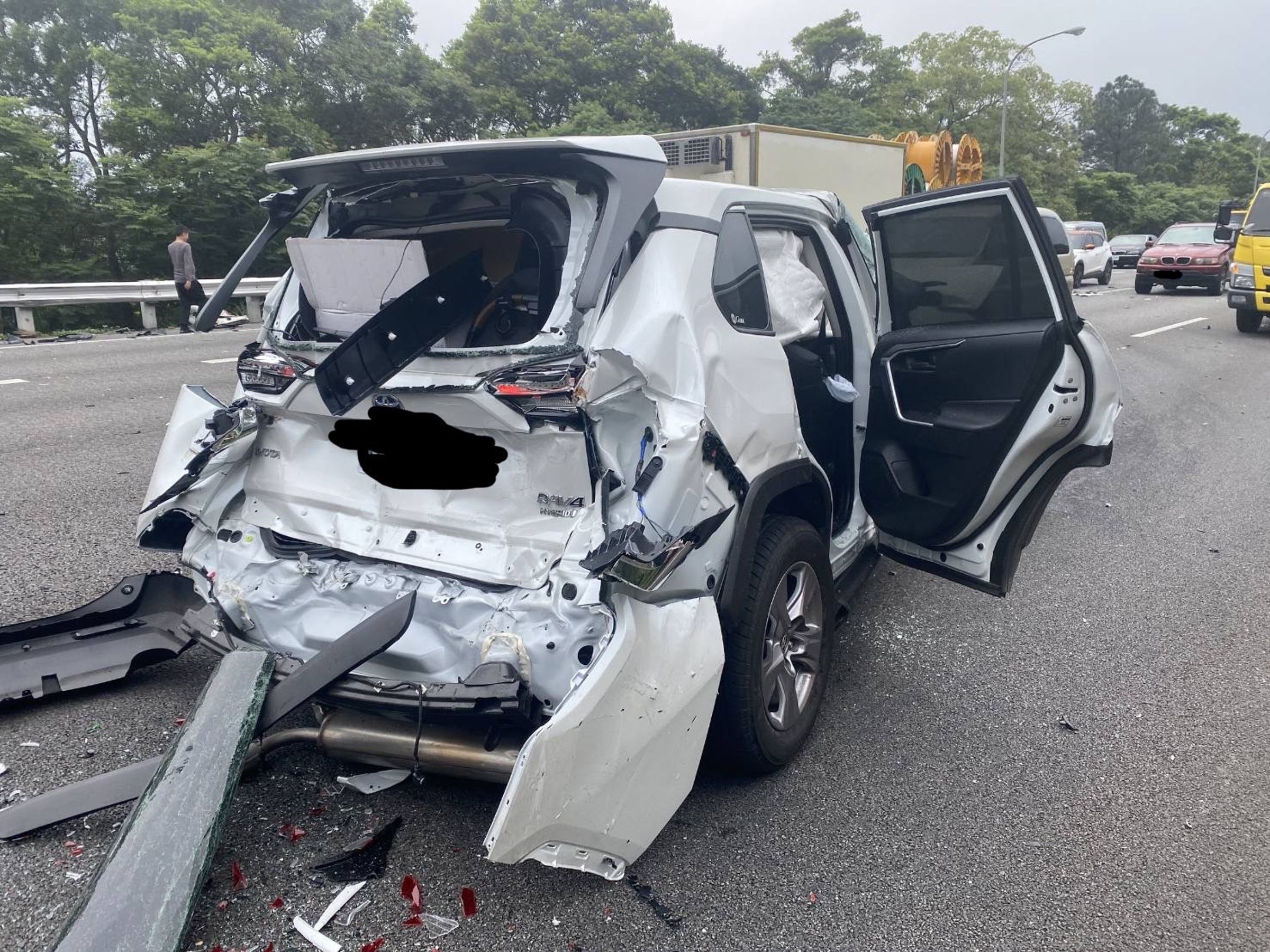 白車駕駛一度受困車內,所幸救出後無礙。(翻攝畫面)