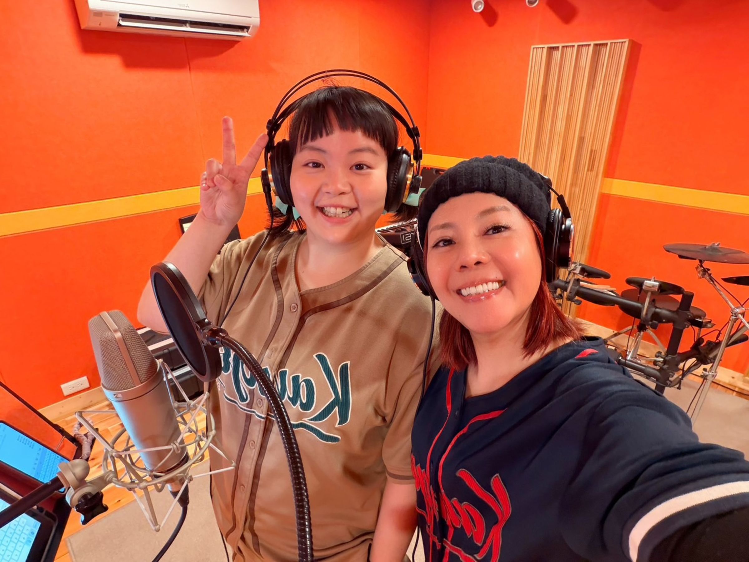 錦雯日前陪同宮美樂進錄音室進行音樂創作，為新作〈豆腐媽媽〉及〈Wonderful〉錄製音樂內容。（民視提供）