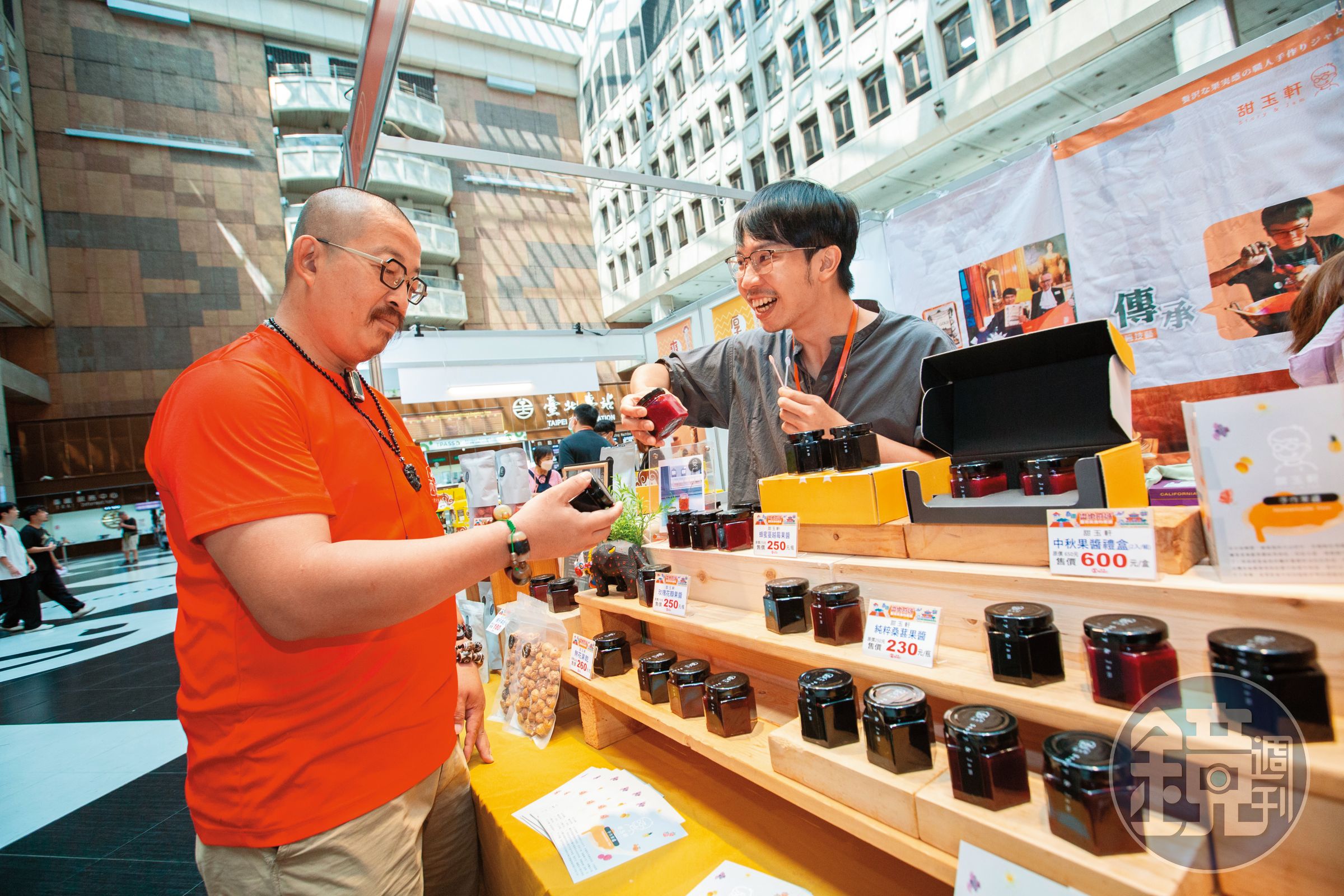 林韡勳(右)開店後仍積極參加市集擺攤,不放過任何宣傳自家果醬的機會。