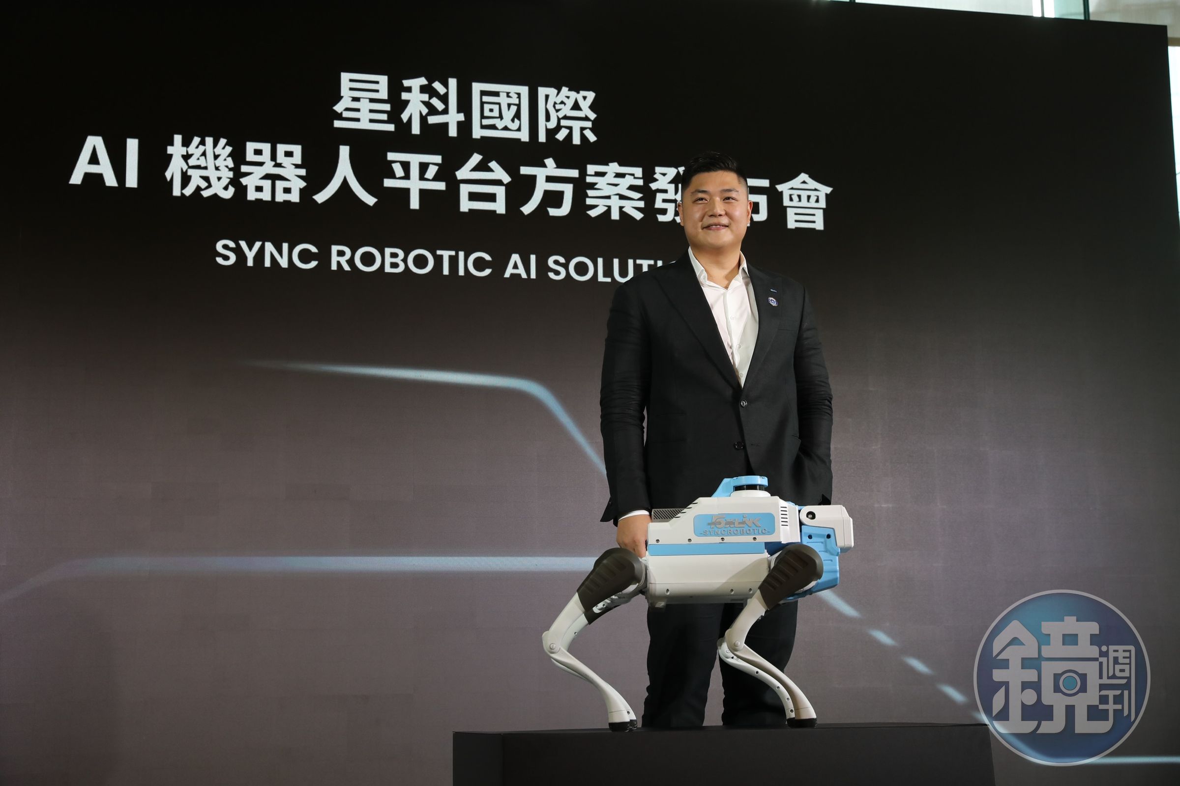 星科國際董事長郭守富講解其「AI機器人平台」方案,要搶安防巡檢市場大餅。
