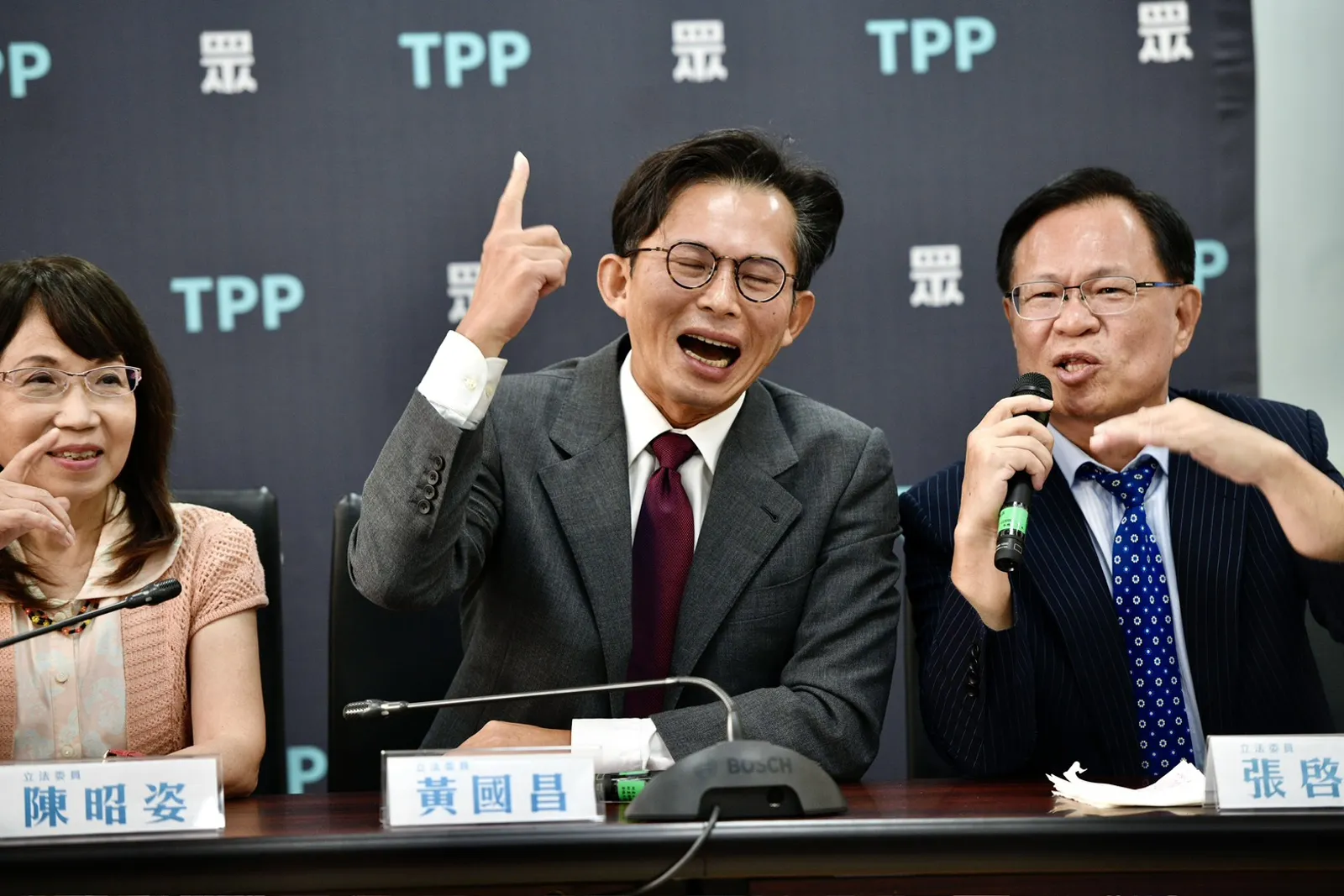 黃指出,當狗仔成為政客的親信,民主就不再是人民共同建構的制度,而只是一場仇恨驅動的權力選秀節目。(鏡報李智為)