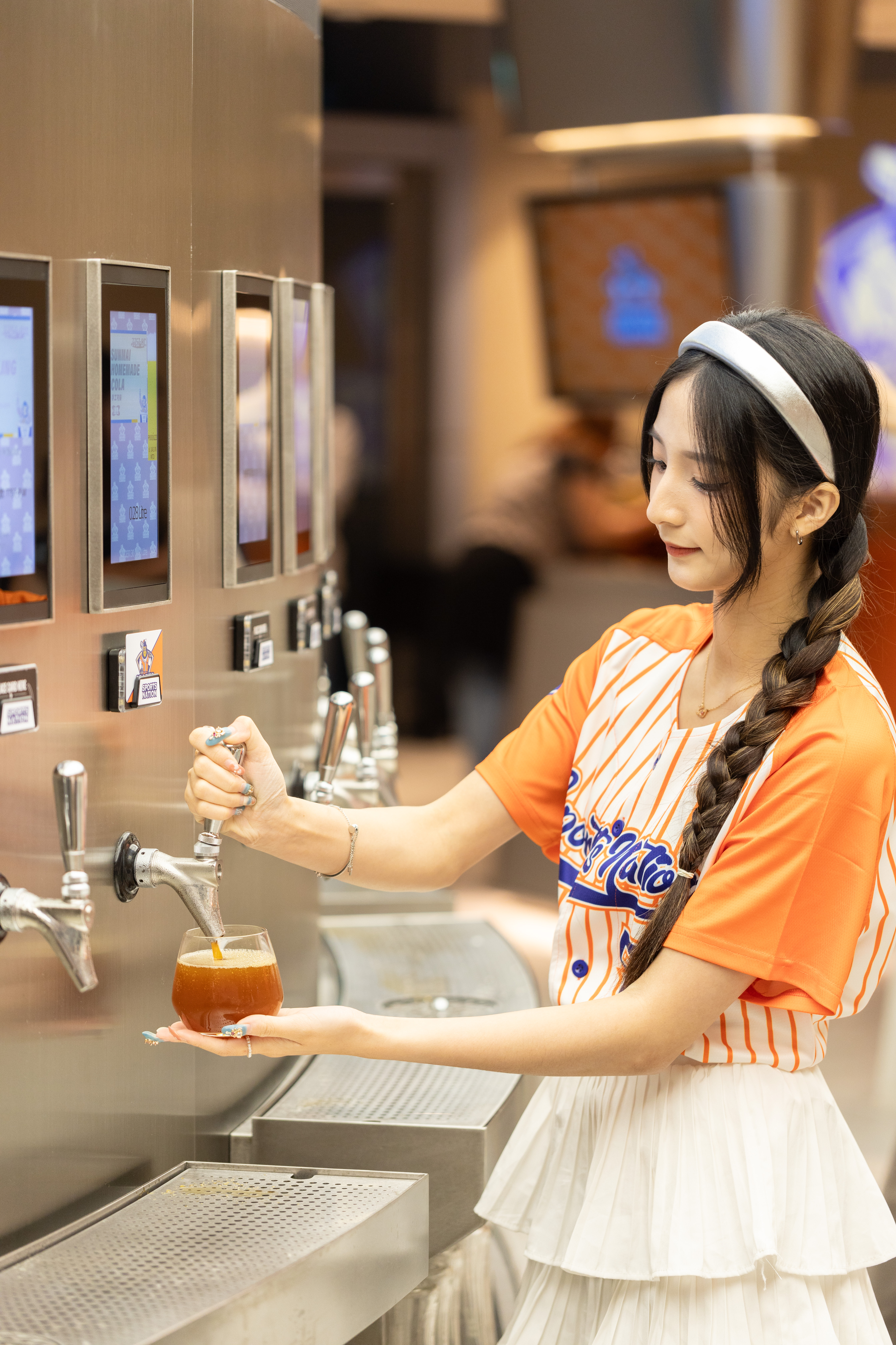 憑著一張取酒卡就能到電子酒精交易所，依自身喜好、自由選擇單杯或混搭，以毫升計價，喝多少算多少。