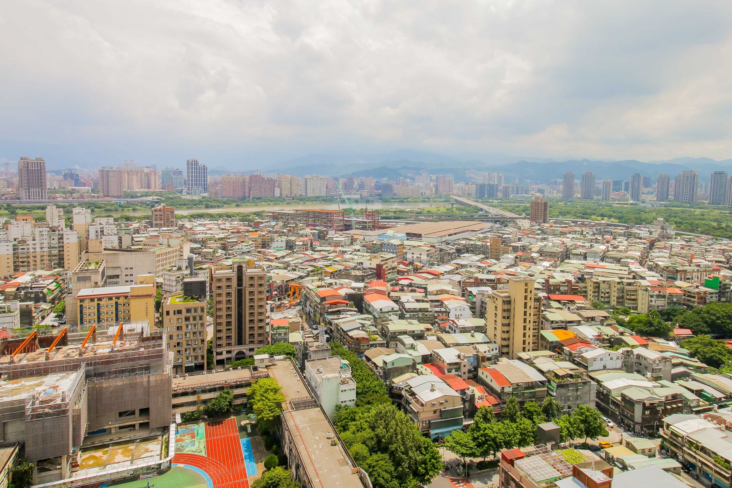 永慶房產集團盤點近一年台北市各行政區總價千萬以下住宅交易占比，其中萬華區占比高達28.9%，為北市最高。（房市示意圖，永慶房產集團提供）
