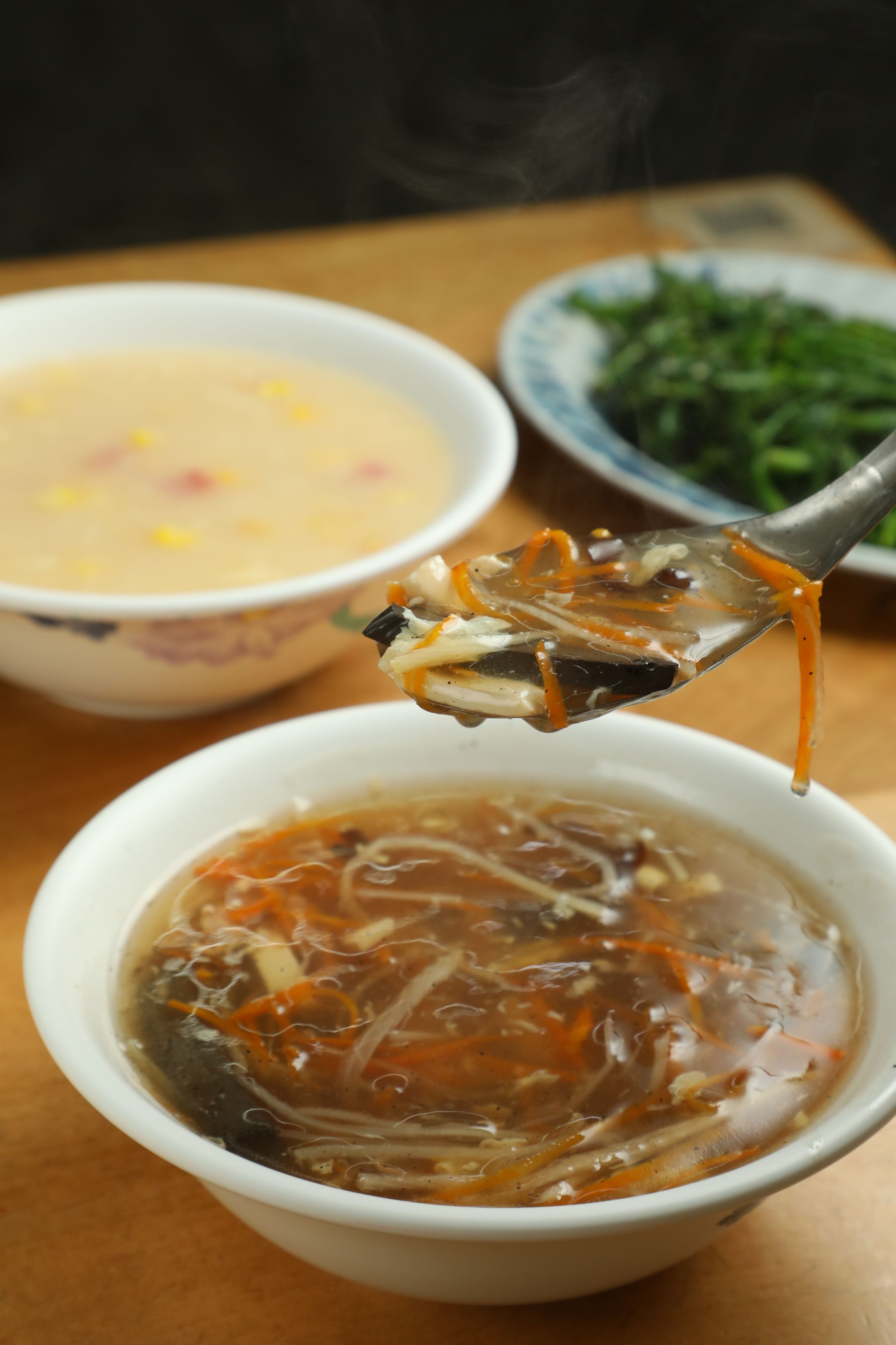 胡椒味濃郁的「酸辣湯」內有蘿蔔絲、木耳、豆腐等豐富配料,傳統「玉米濃湯」則是小朋友的最愛。(皆,30元/小碗、50元/中碗、70元/大碗)