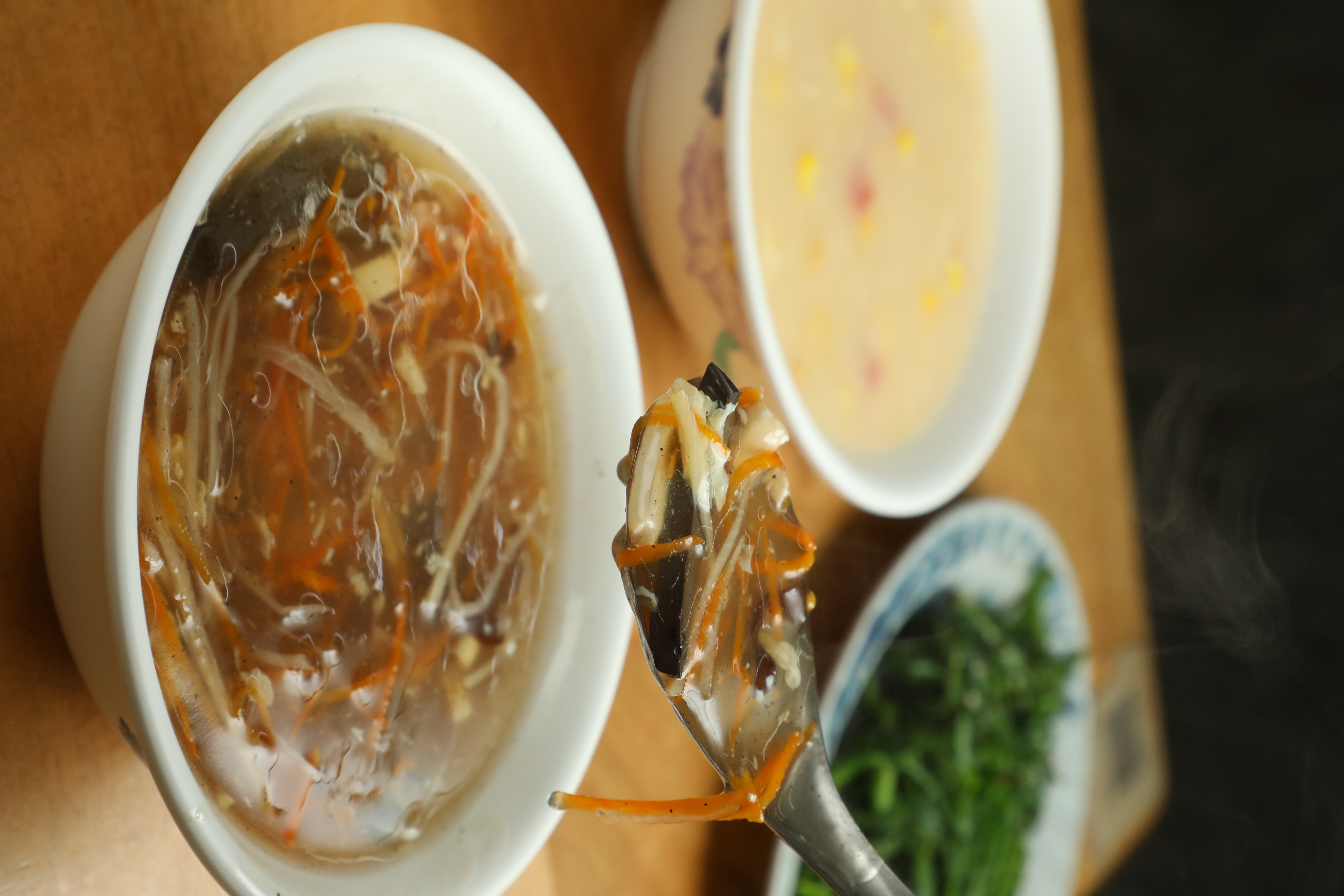 胡椒味濃郁的「酸辣湯」內有蘿蔔絲、木耳、豆腐等豐富配料，傳統「玉米濃湯」則是小朋友的最愛。（皆，30元／小碗、50元／中碗、70元／大碗）