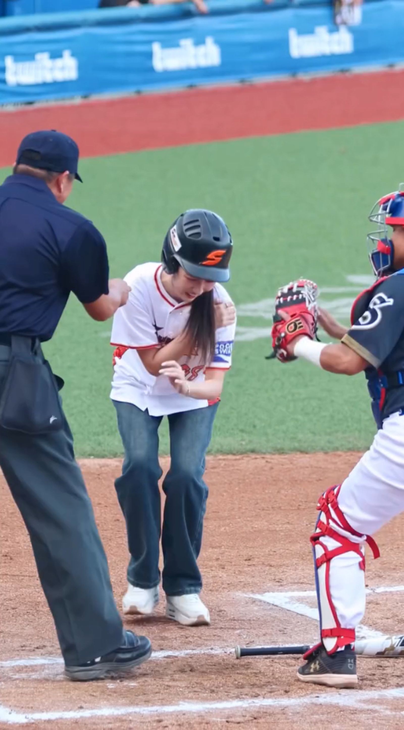 南珉貞演技逼真，有網友真的以為她遭觸身球。（翻攝Threads@minjeong_w_）