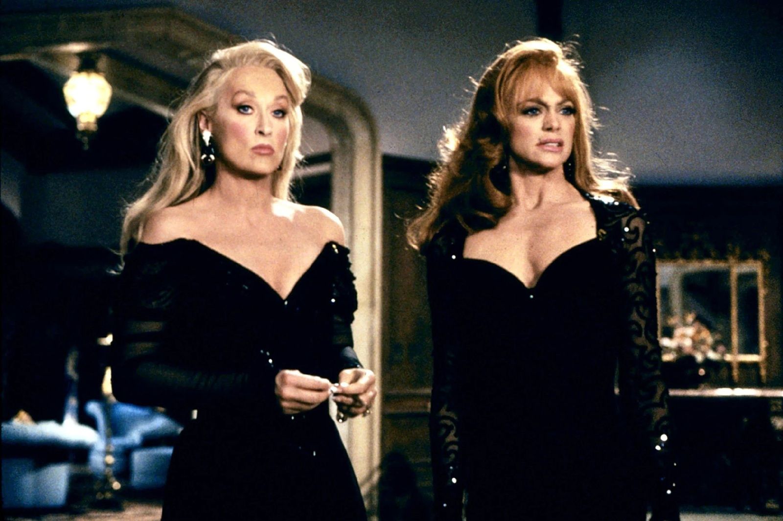 黑色喜劇《捉神弄鬼》諷刺好萊塢追求外在美，梅莉史翠普（左）和歌蒂韓（右）搭檔組合堪稱稀有。（金馬影展執行委員會提供）