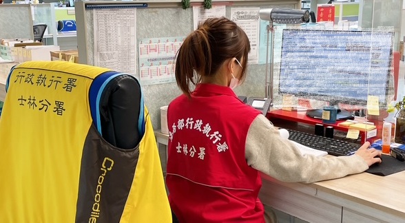 王男帶豬肉入境，變更居留證也沒用，士林分署追到最後罰款全收 。（士林分署提供）