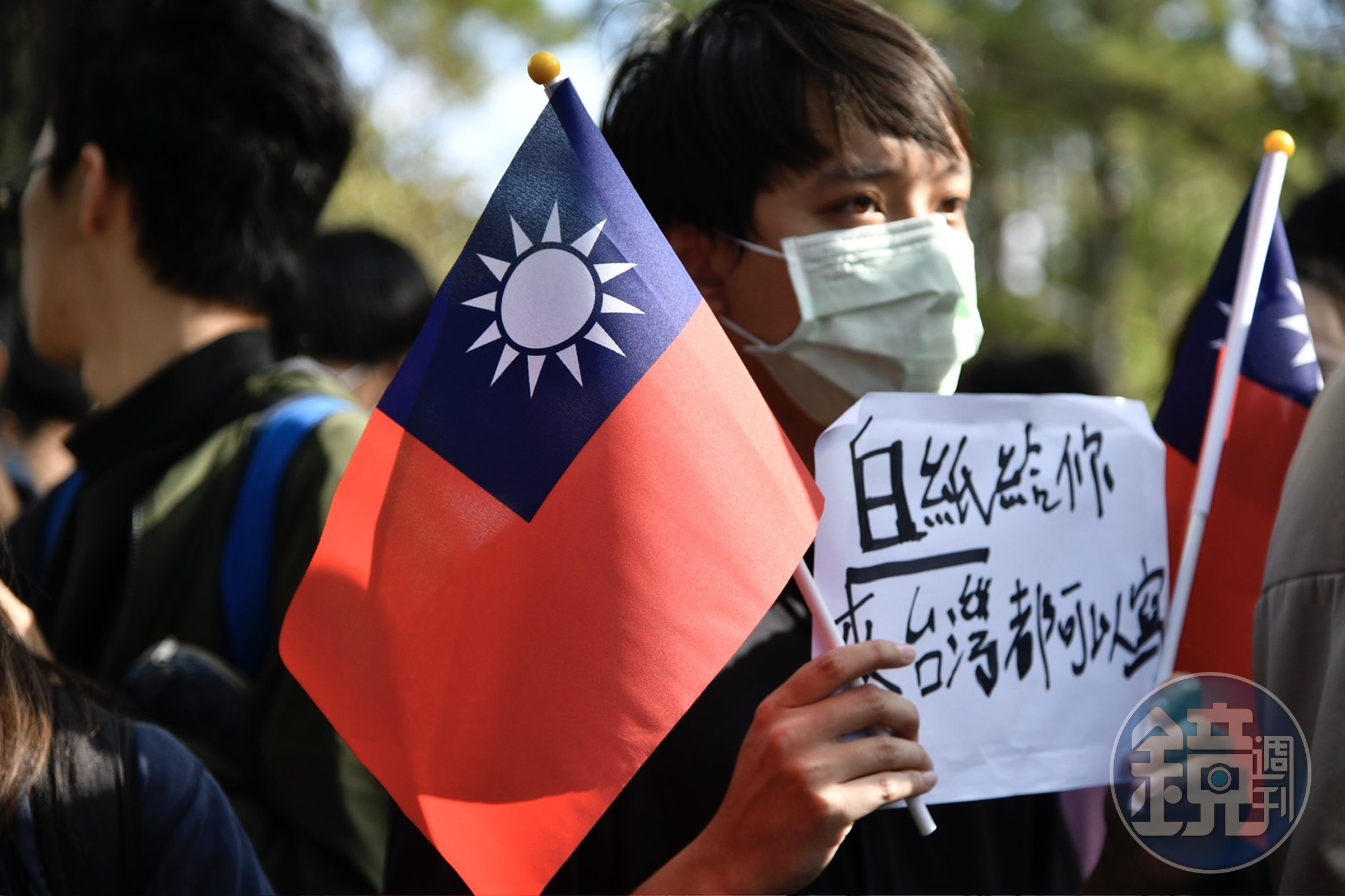清大學生高舉訴求與國旗。