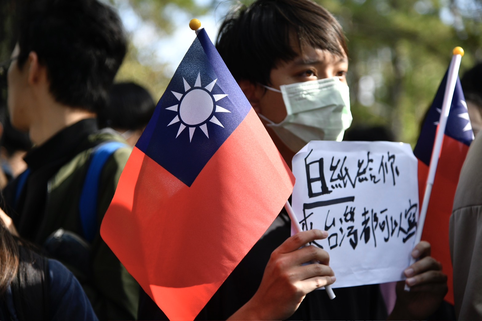 清大學生高舉訴求與國旗。