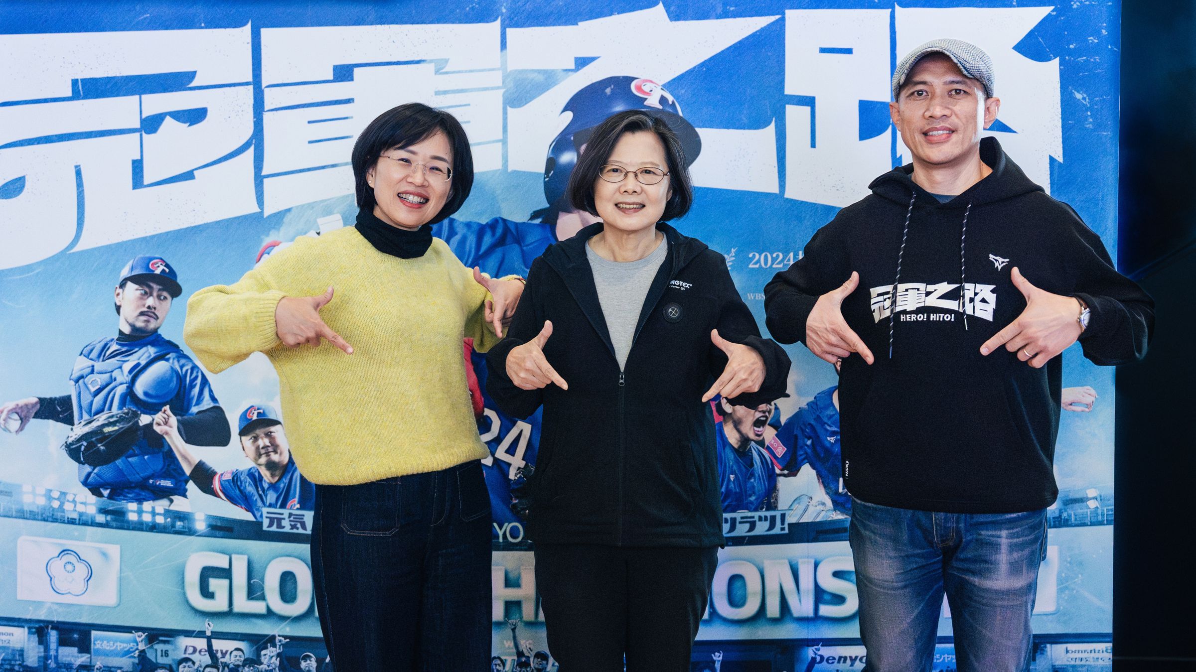 前總統蔡英文（中）昨（13）參加小英之友會包場欣賞《冠軍之路》，導演龍男・以撒克・凡亞思（右）與立法委員蘇巧慧（左）共同出席映後。（蘇巧慧辦公室提供）