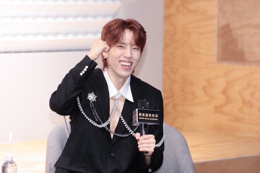 張東雨只唱一句歌詞就讓媒體猜中歌名，開心比出勝利手勢。