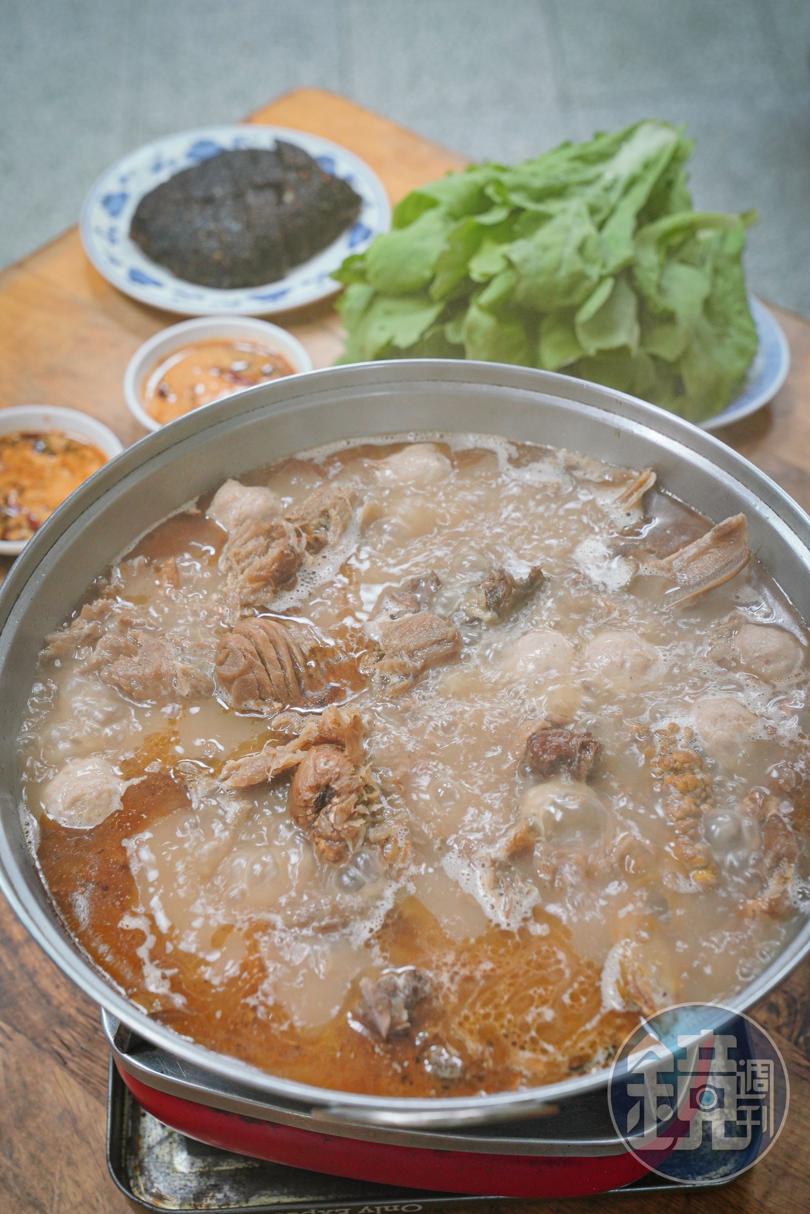 鴨肉皮Q有嚼勁，湯頭甘甜帶點老薑辛辣，喝1碗全身就暖起來。（鴨肉450元／每份、米酒50元／每瓶）