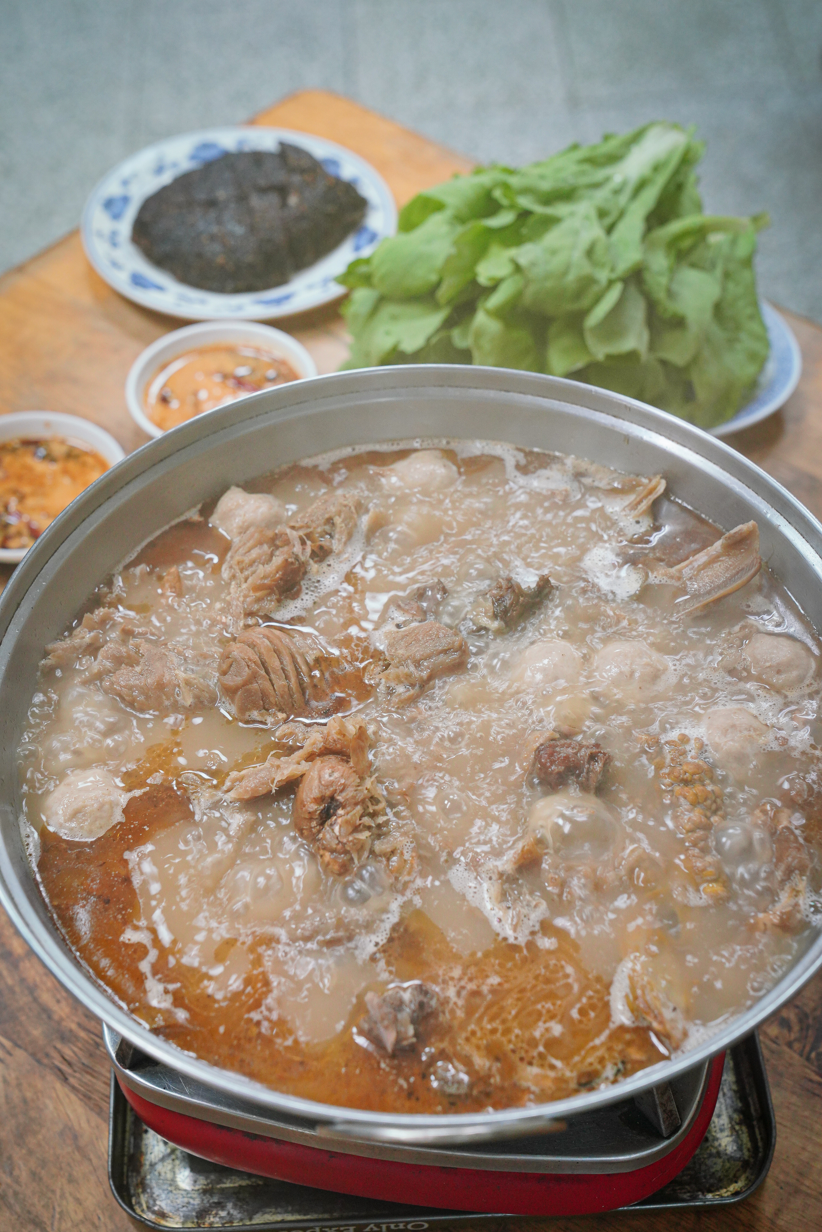 鴨肉皮Q有嚼勁，湯頭甘甜帶點老薑辛辣，喝1碗全身就暖起來。（鴨肉450元／每份、米酒50元／每瓶）