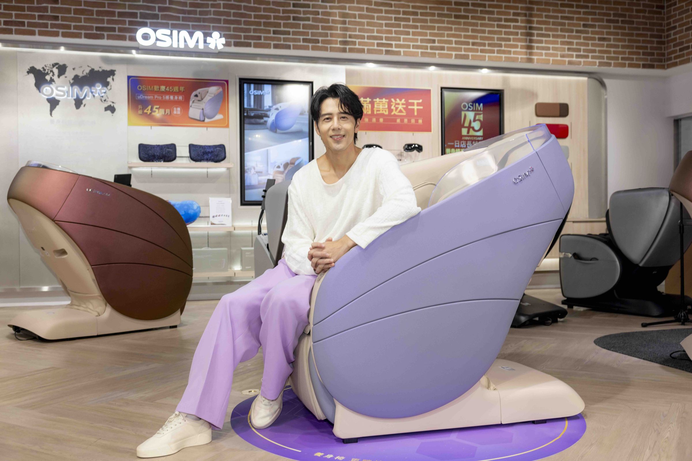 胡宇威為按摩椅品牌擔任商場一日店長。（osim提供）