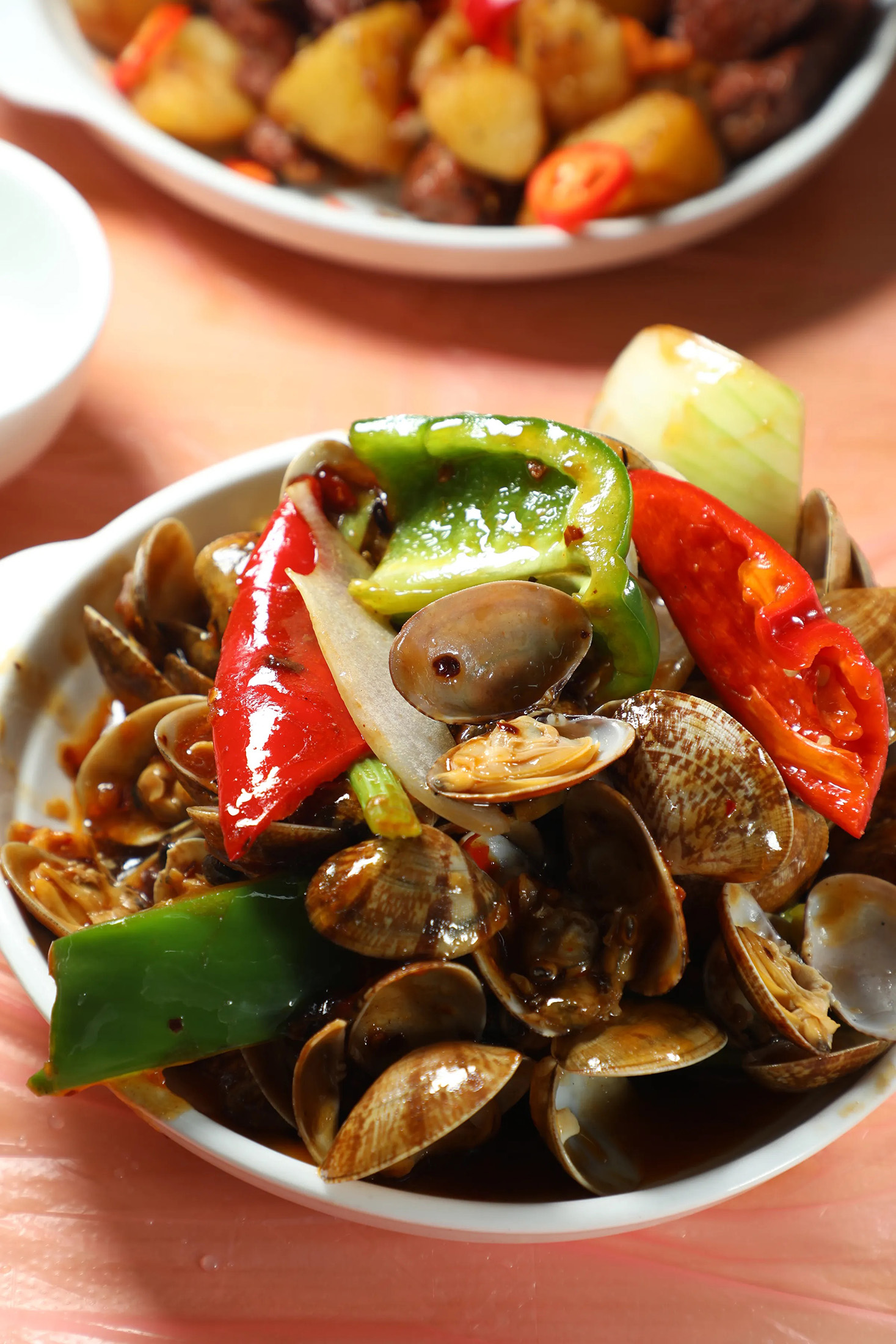 「豉椒炒蜆」以新鮮蛤蜊大火快炒，搭配蒜蓉、豆豉、青紅椒，蜆肉鮮甜，醬汁微辣惹味。（港幣108元／份，約NT$417）