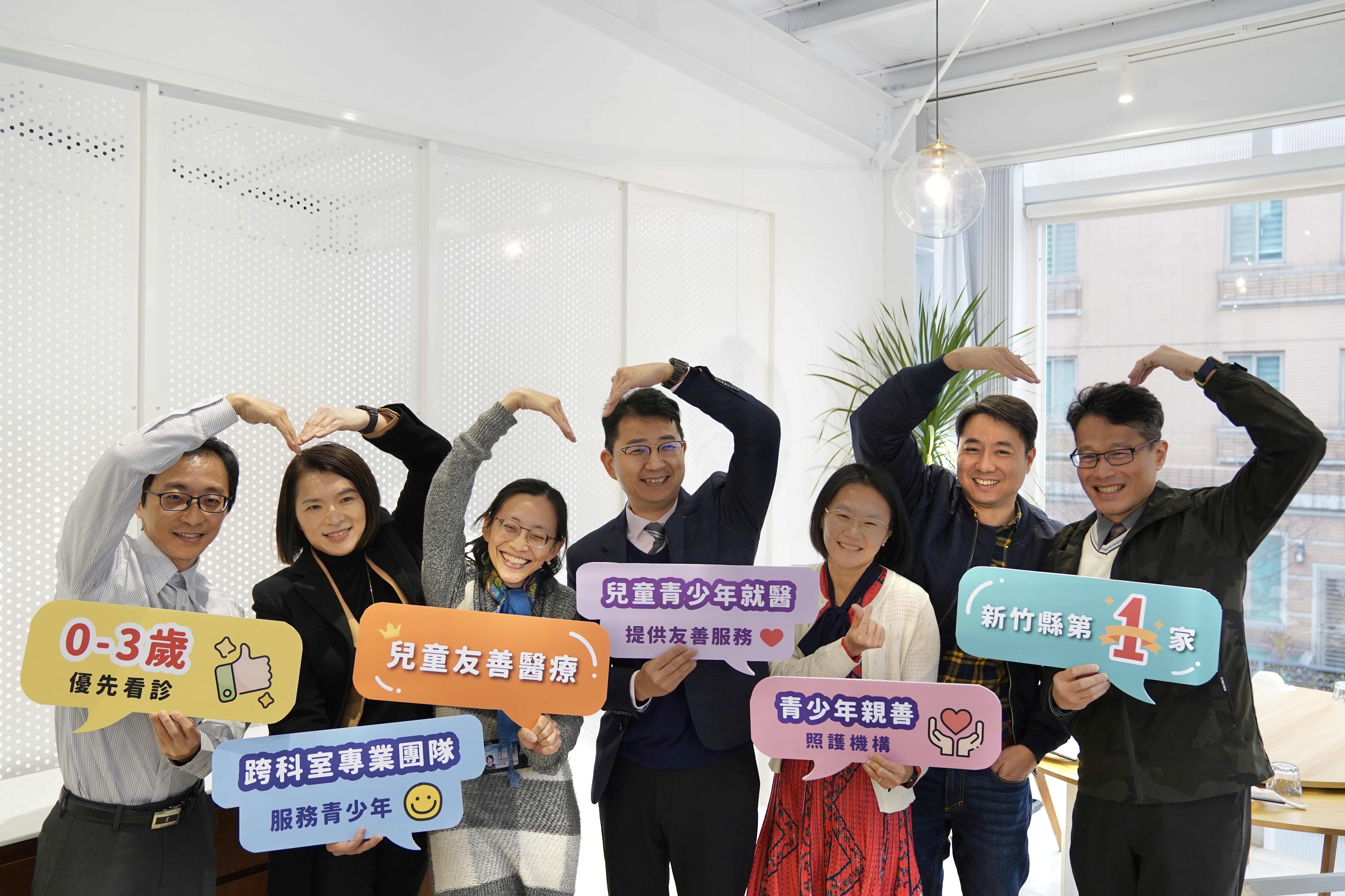 中國醫藥大學新竹附設醫院通過衛福部認證，成為新竹縣第一家青少年親善照護機構。（院方提供）
