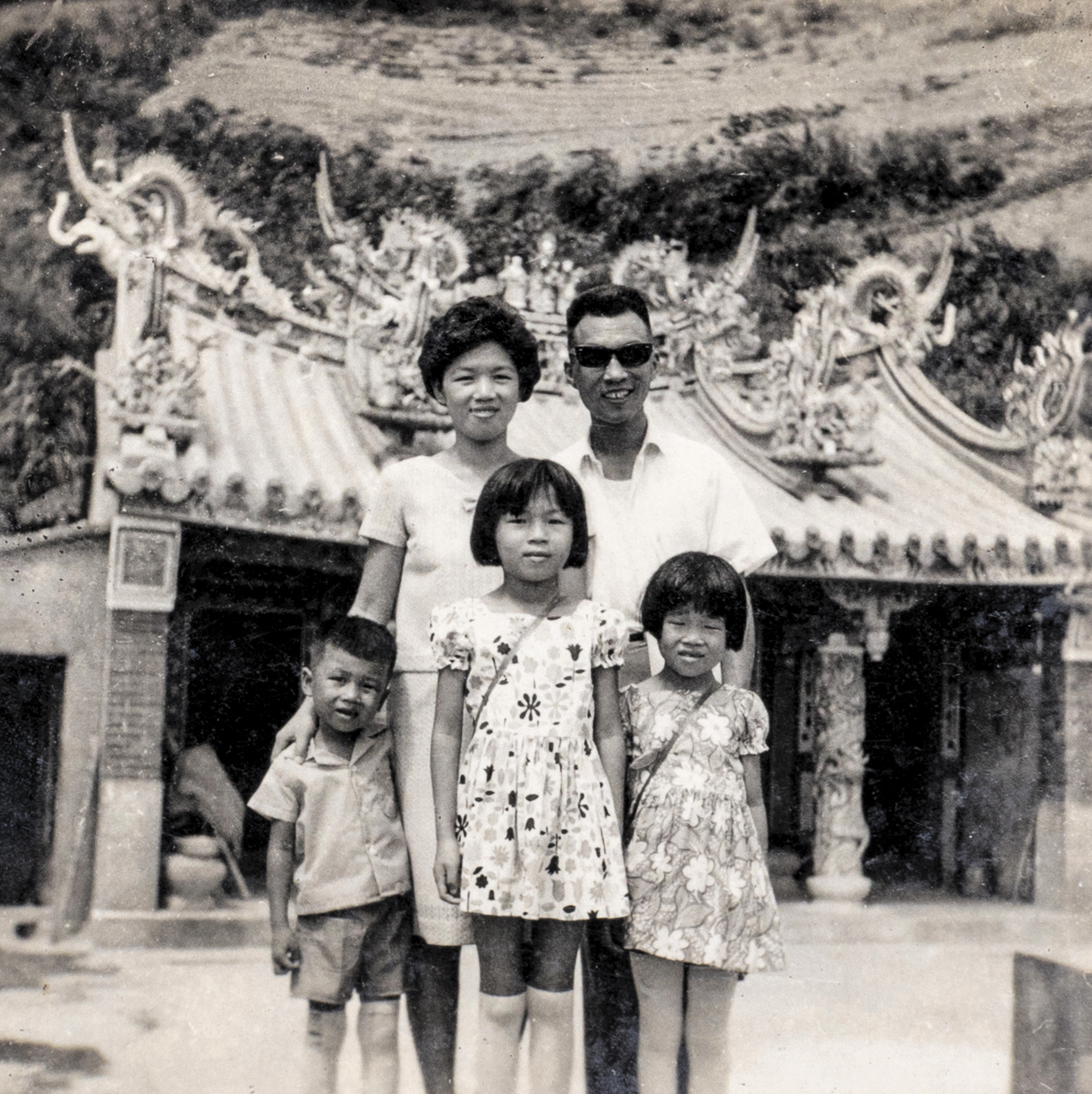 畢恆達父親是隨國民黨來台的流亡學生，來台後到宜蘭的國小教書，認識了當時是自己學生的母親。（左下為畢恆達）