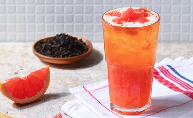 知名手搖飲料品牌龜記的紅柚翡翠，被消費者發現葡萄柚汁有添加「高果糖糖漿」，就算點無糖還是會攝取到。（翻攝自龜記茗品臉書）