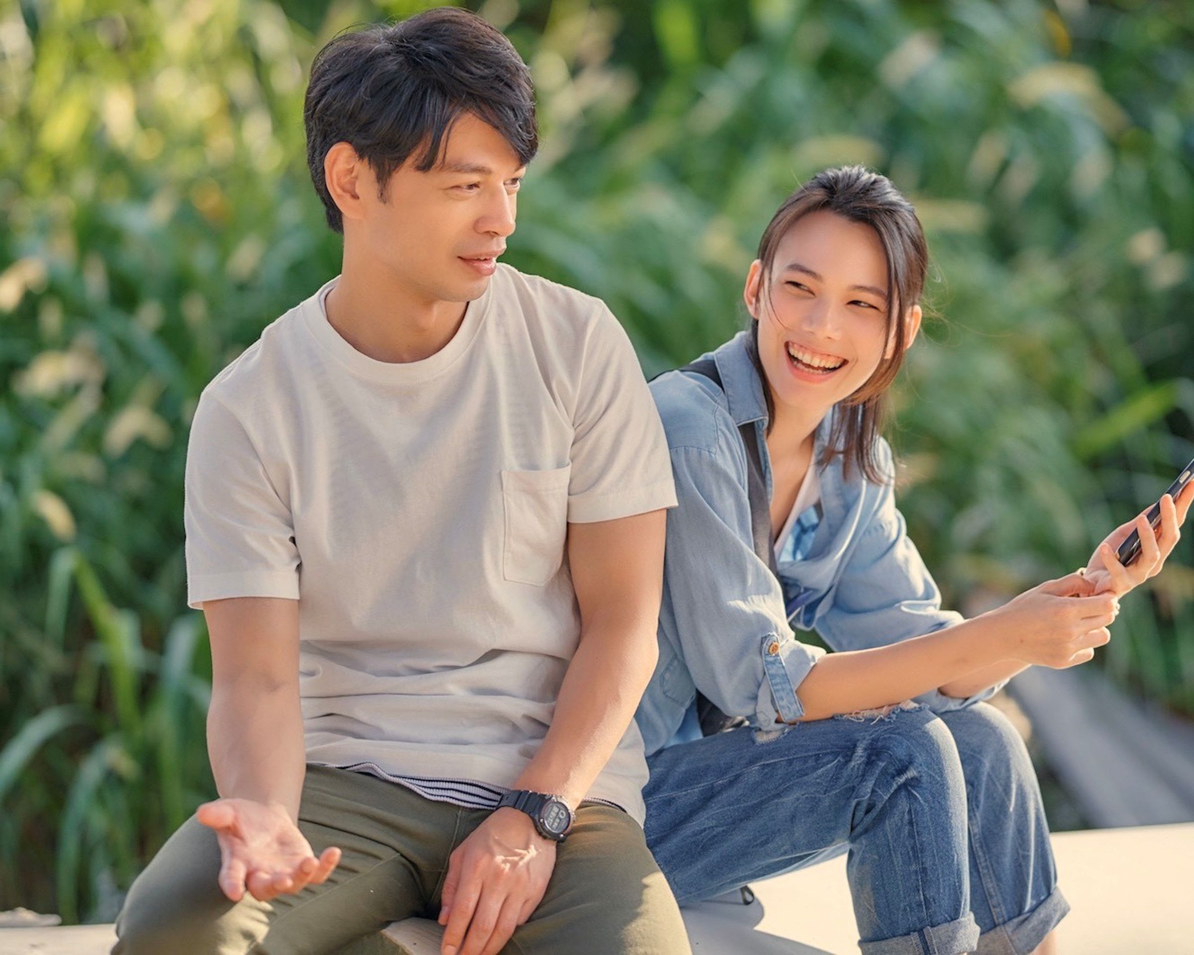 阿Ken（左）在自編自導自演電影《練愛iNG》中與紀培慧（右）同台演出。（翻攝自台灣電影網）