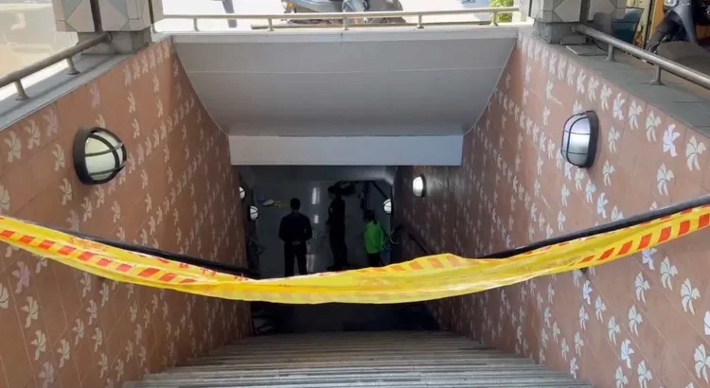 1名張姓街友疑與其他街友產生糾紛，上午被發現倒臥火車站前站地下道。（翻攝畫面）